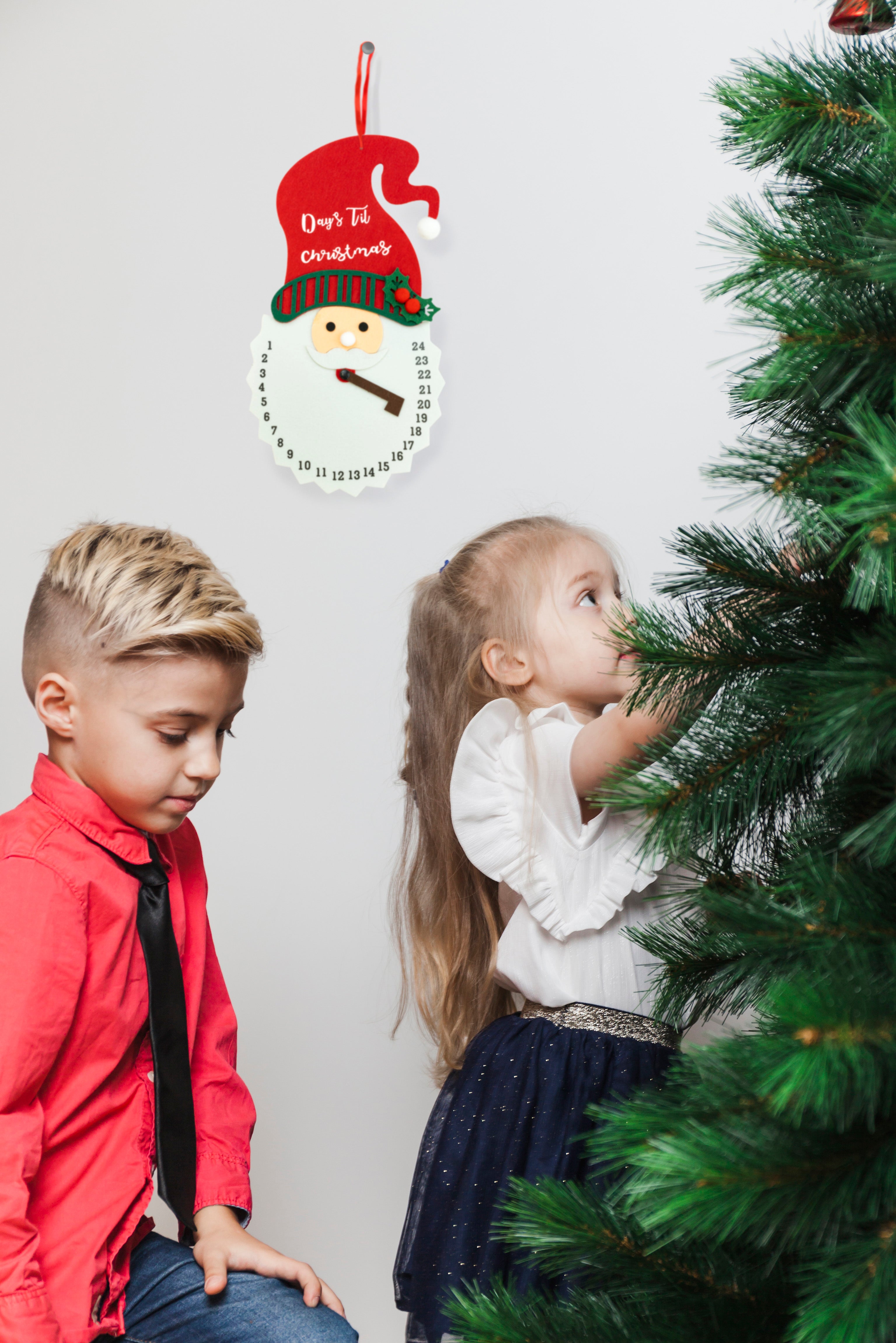 Kalendarz adwentowy uroczy zegar świąteczny z Mikołajem