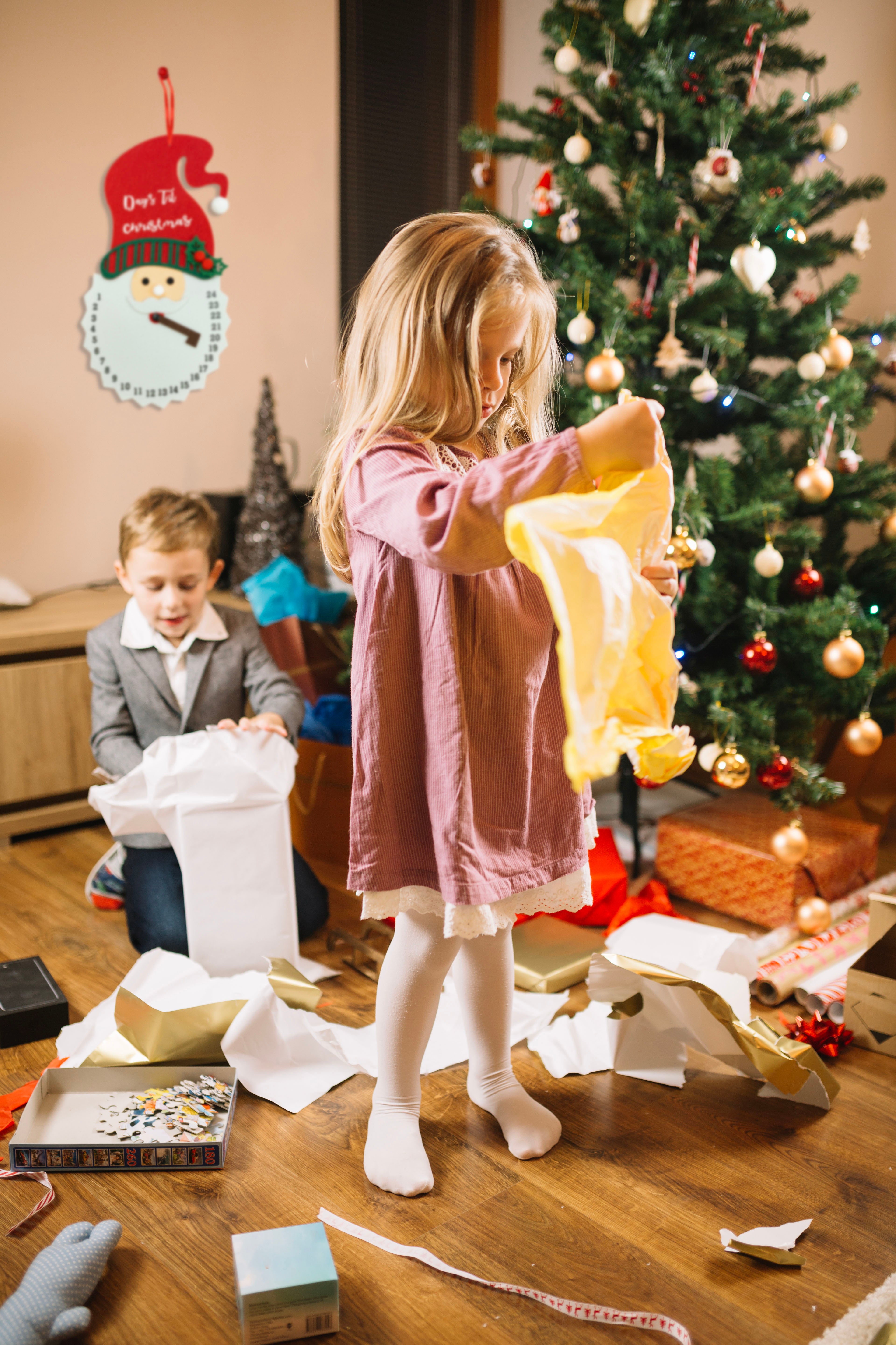 Kalendarz adwentowy uroczy zegar świąteczny z Mikołajem