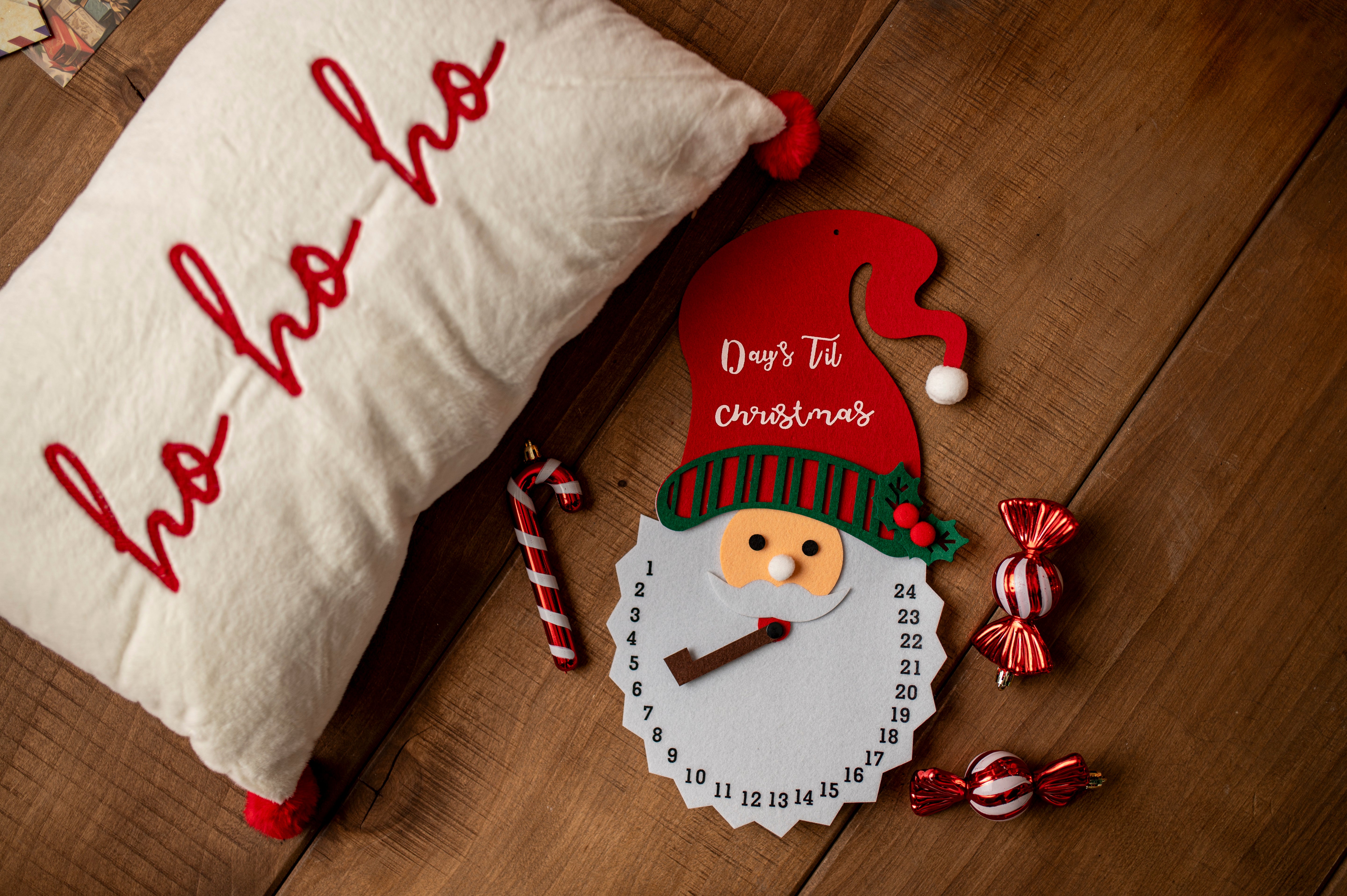 Kalendarz adwentowy uroczy zegar świąteczny z Mikołajem