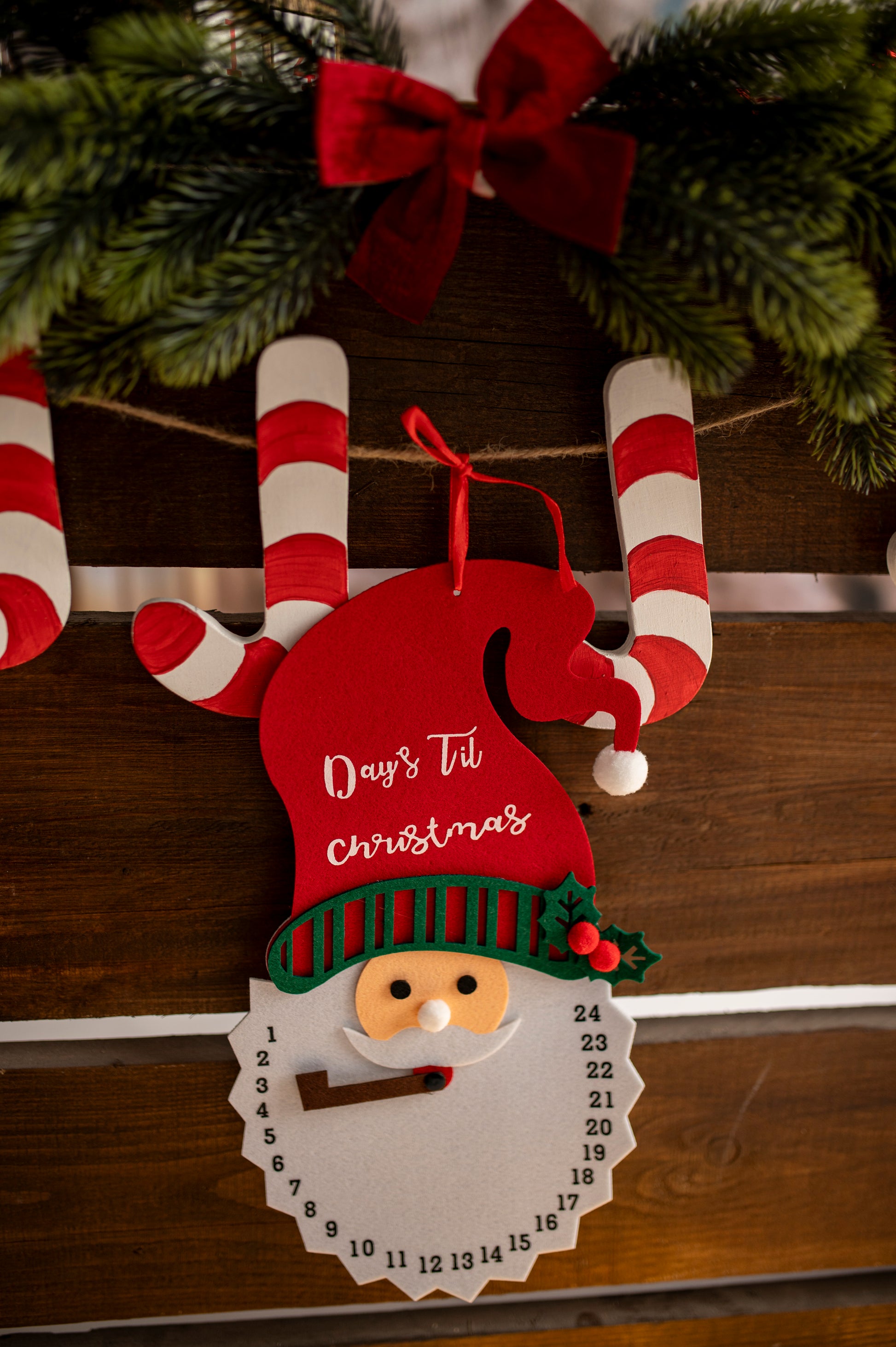 Kalendarz adwentowy uroczy zegar świąteczny z Mikołajem