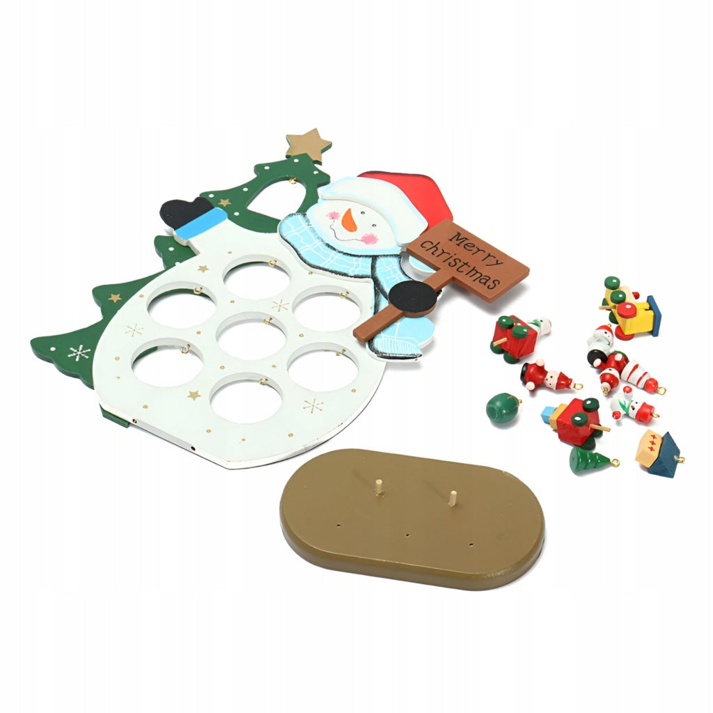 Drewniana figurka bałwana z zawieszkami świątecznymi 25 cm