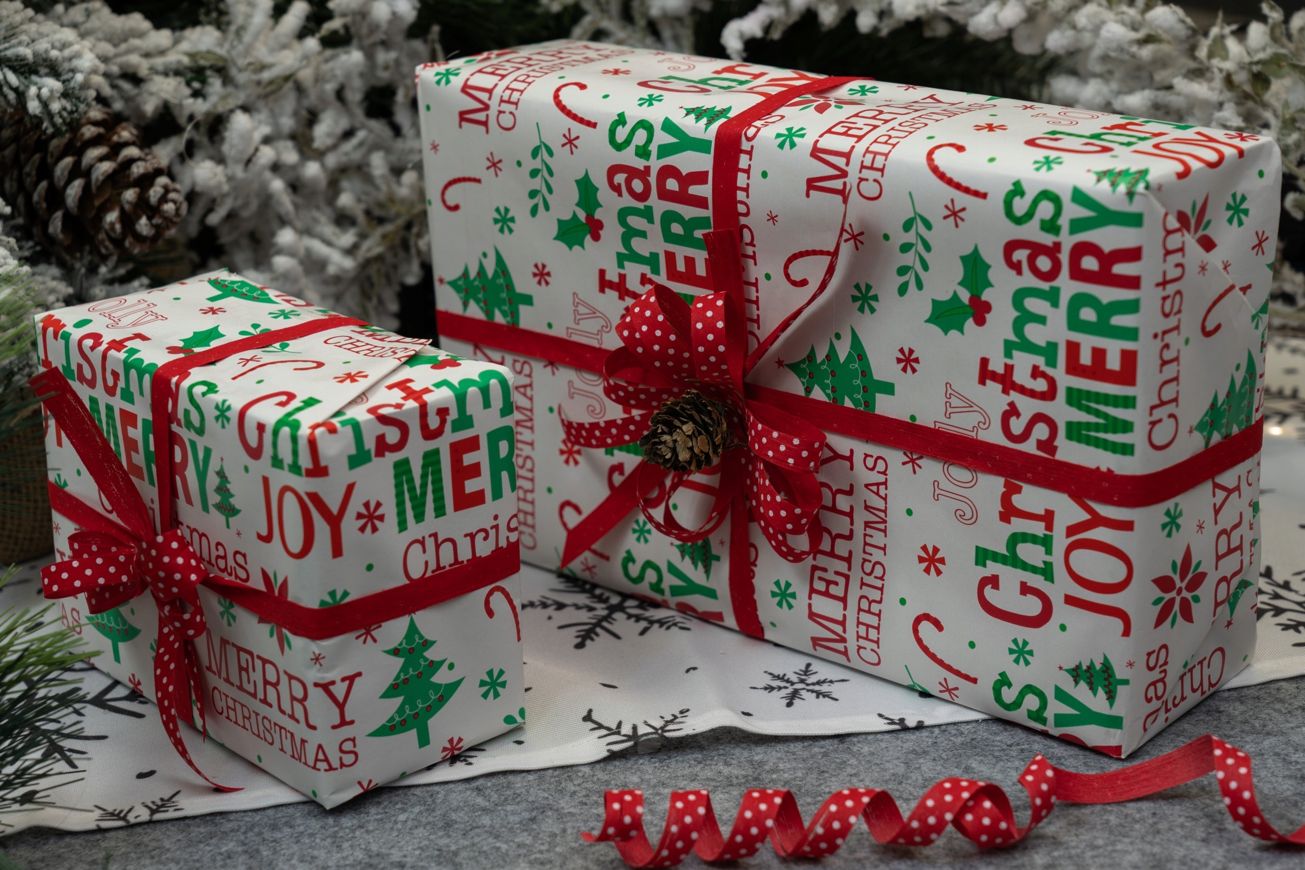 Papier pakowy świąteczny biały 70cm×5m wzór „Merry Christmas”