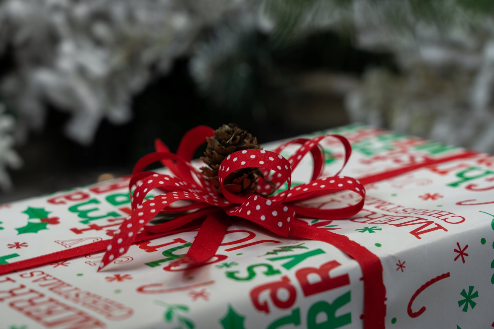 Papier pakowy świąteczny biały 70cm×5m wzór „Merry Christmas”