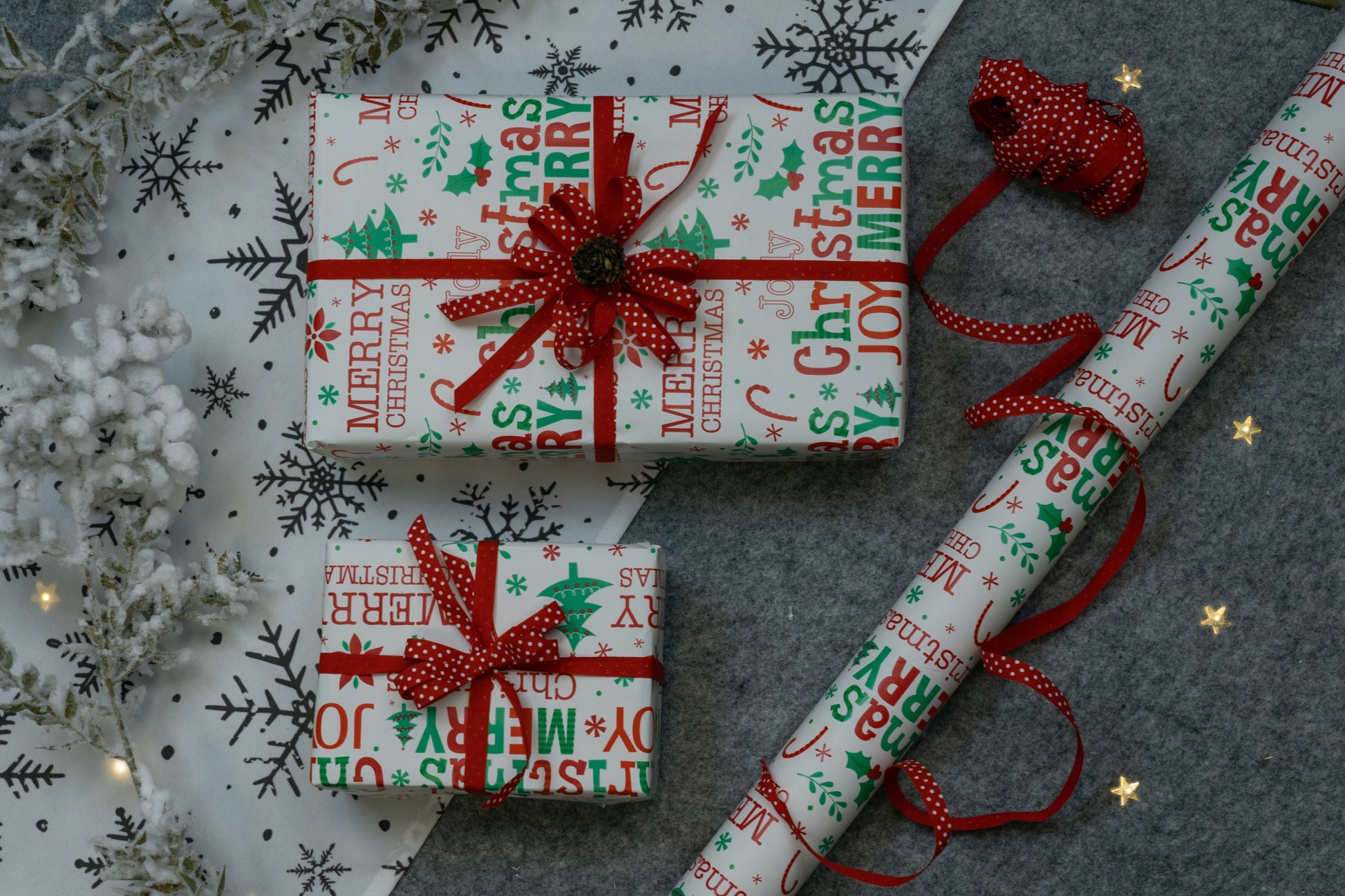 Papier pakowy świąteczny biały 70cm×5m wzór „Merry Christmas”