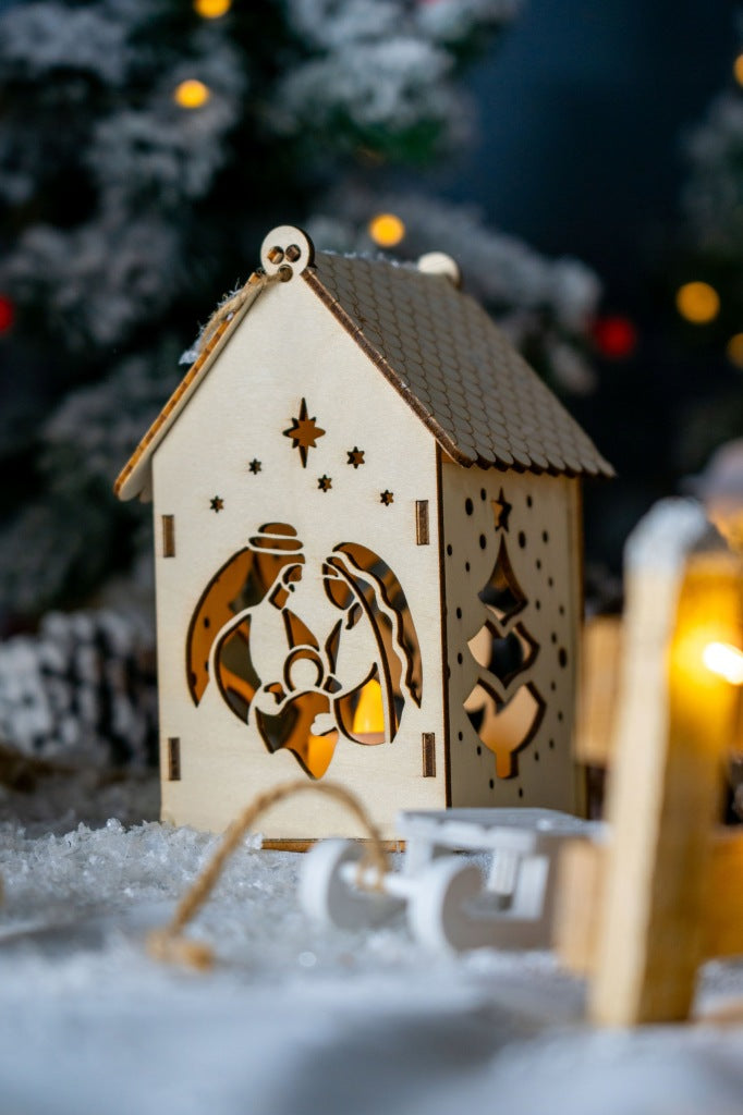 Drewniany lampion świąteczny LED w kształcie domku