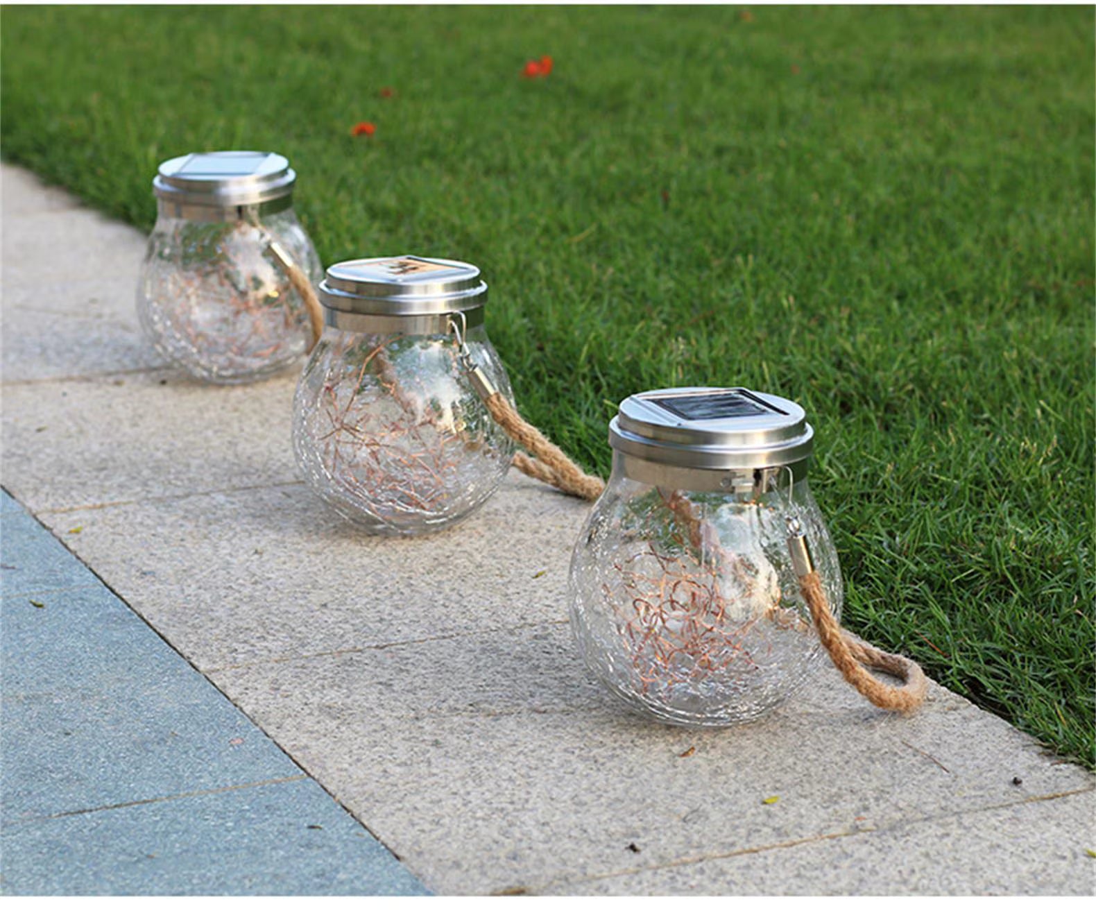 Solarna lampa ogrodowa LED typu „crackle”