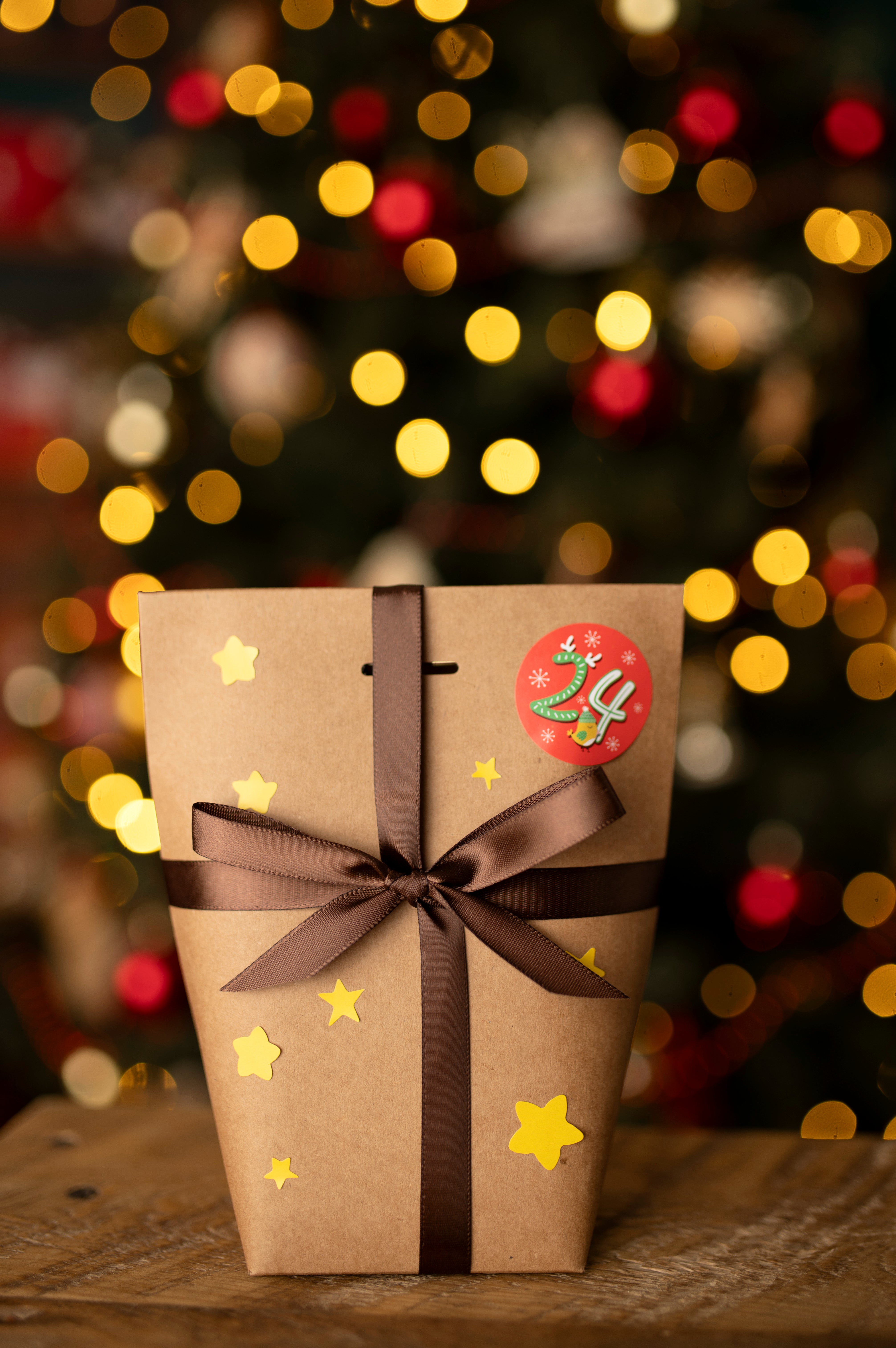 Pudełkowy kalendarz adwentowy z naklejkami świątecznymi