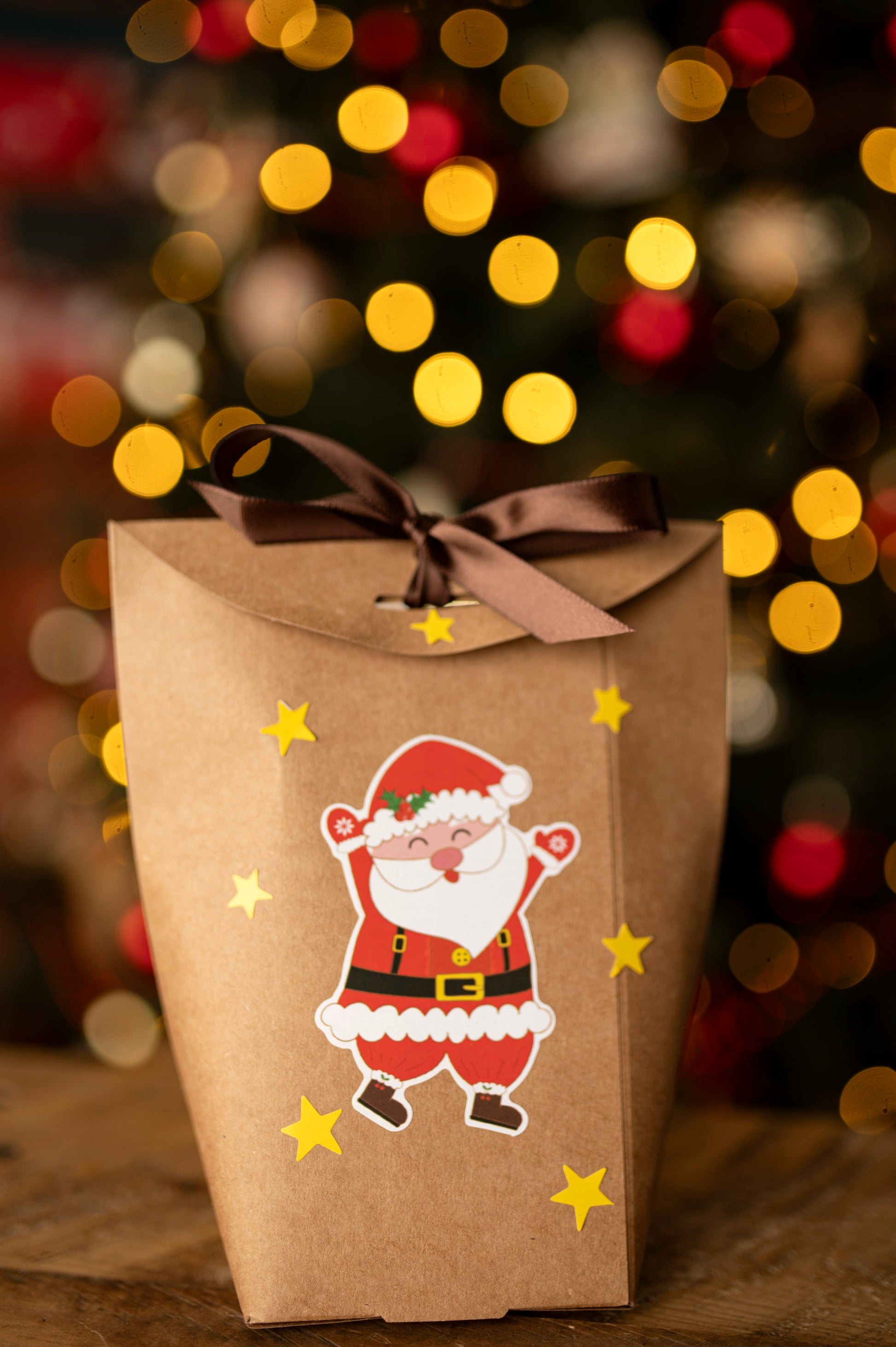 Pudełkowy kalendarz adwentowy z naklejkami świątecznymi