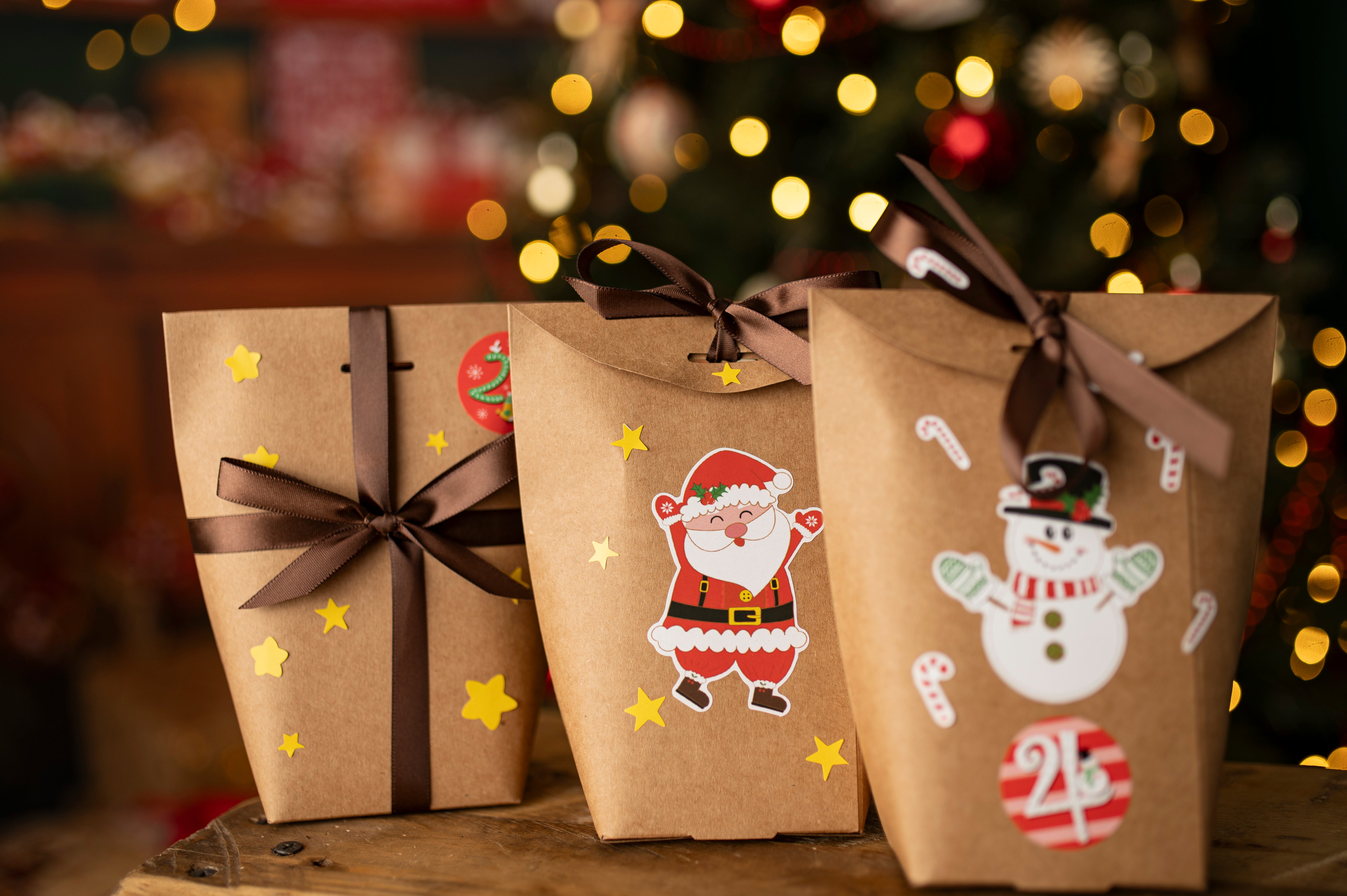 Pudełkowy kalendarz adwentowy z naklejkami świątecznymi