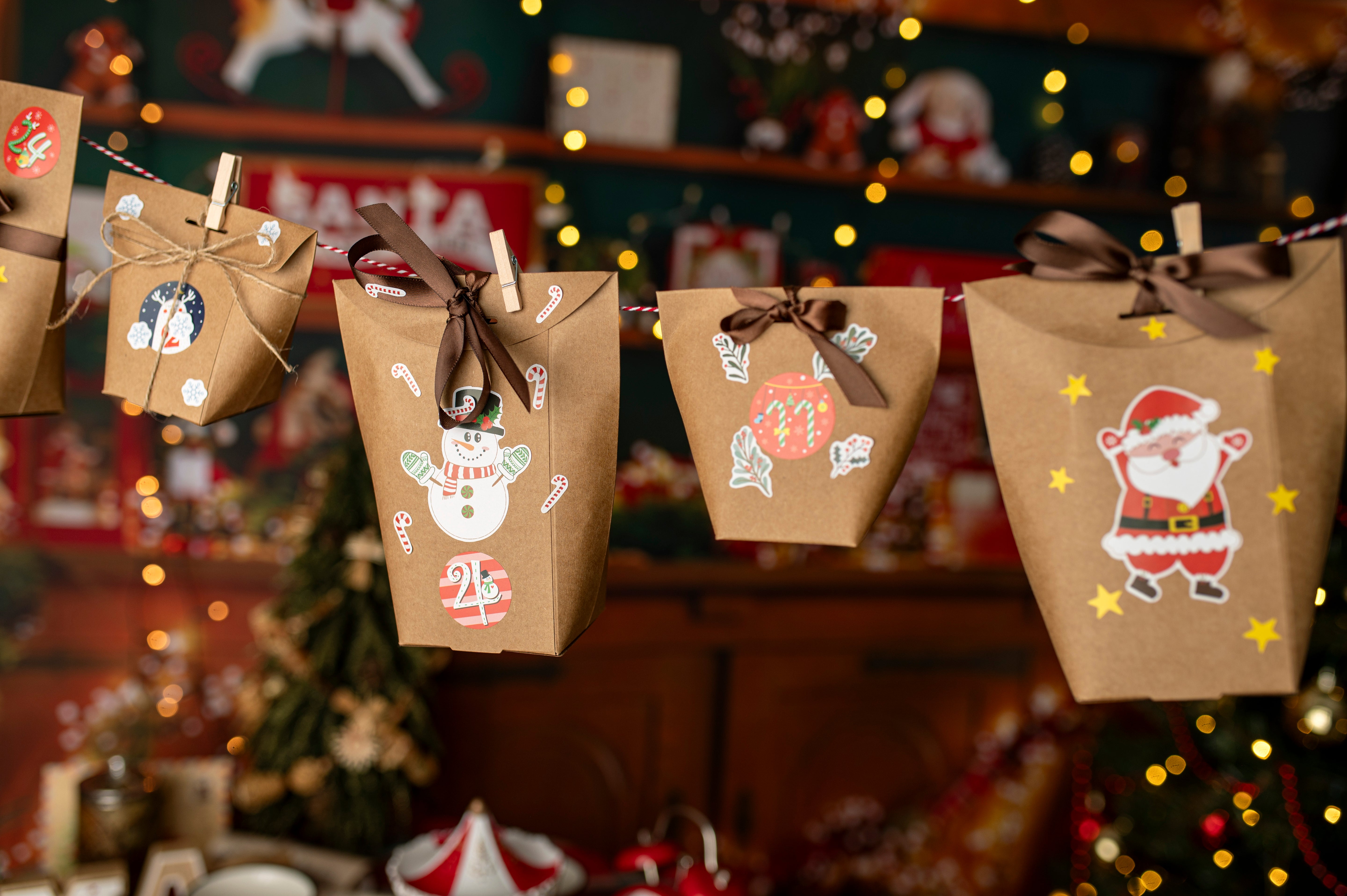 Pudełkowy kalendarz adwentowy z naklejkami świątecznymi