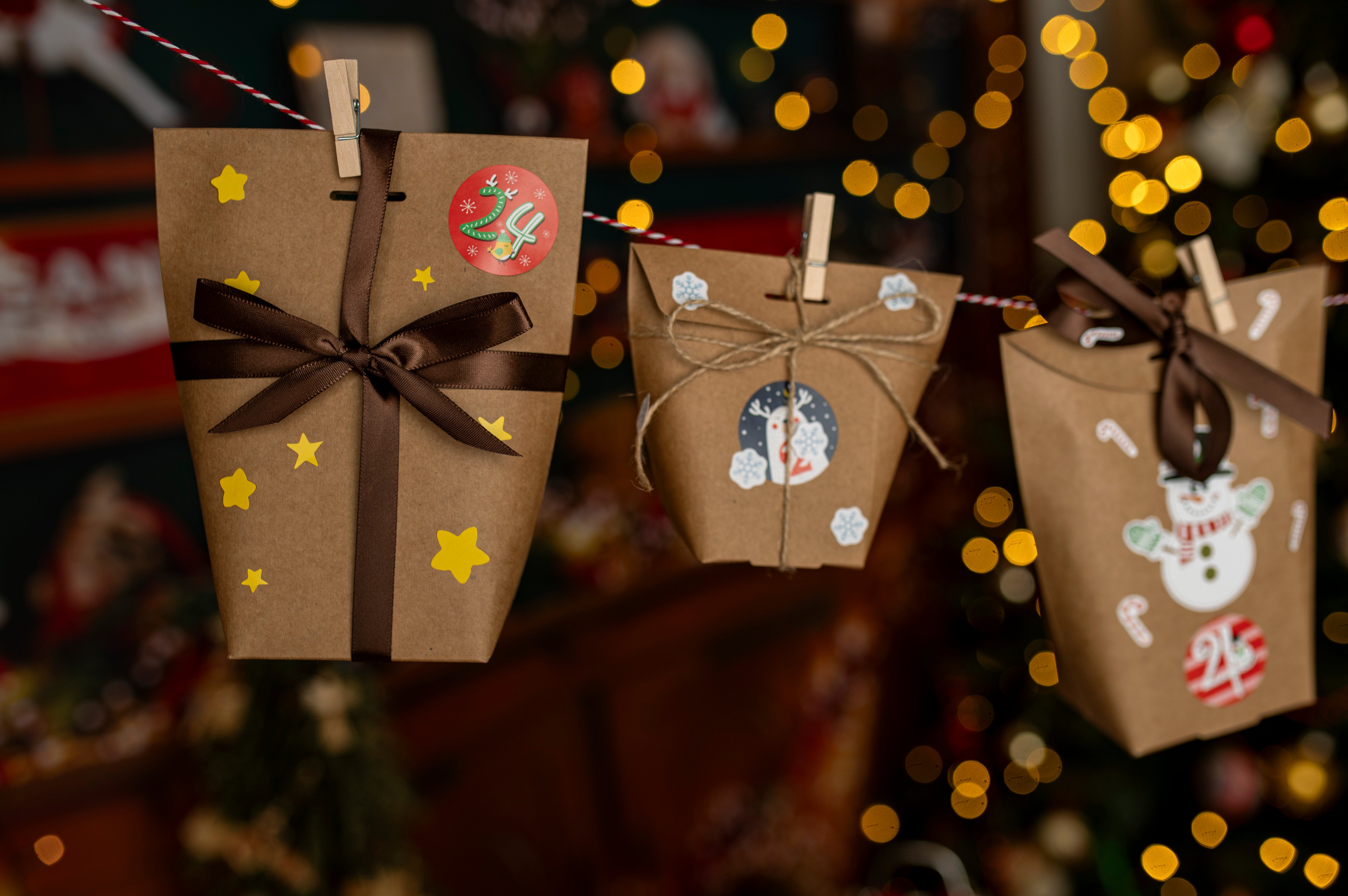 Pudełkowy kalendarz adwentowy z naklejkami świątecznymi