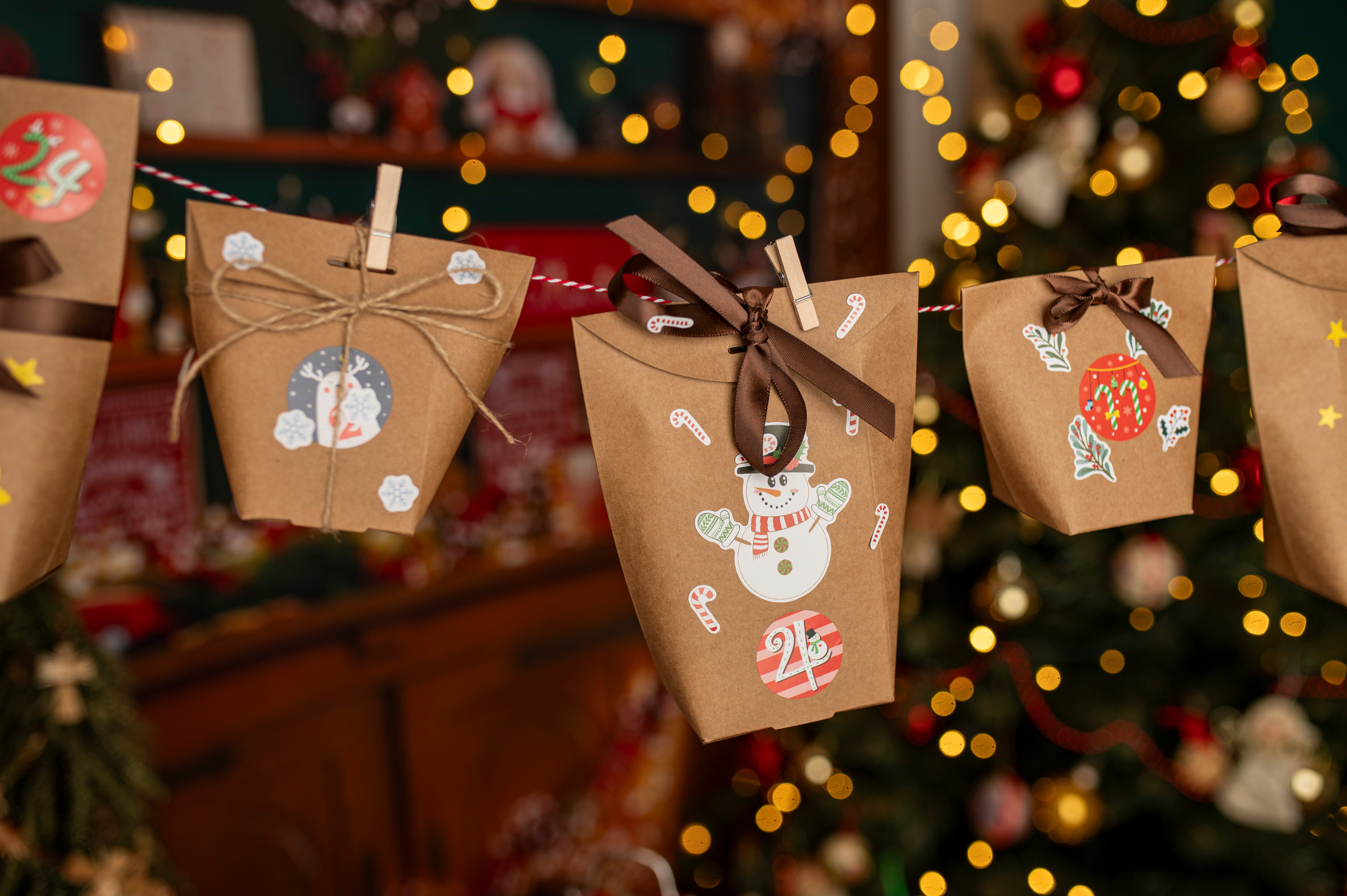 Pudełkowy kalendarz adwentowy z naklejkami świątecznymi