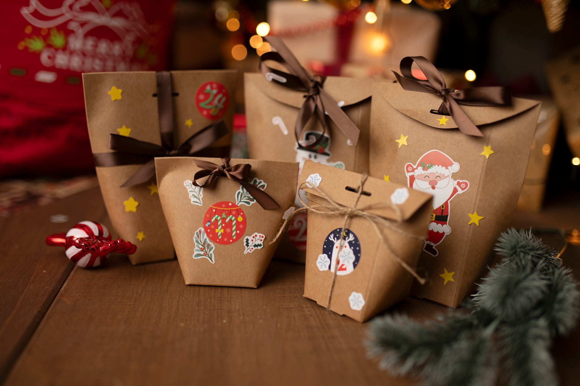 Pudełkowy kalendarz adwentowy z naklejkami świątecznymi