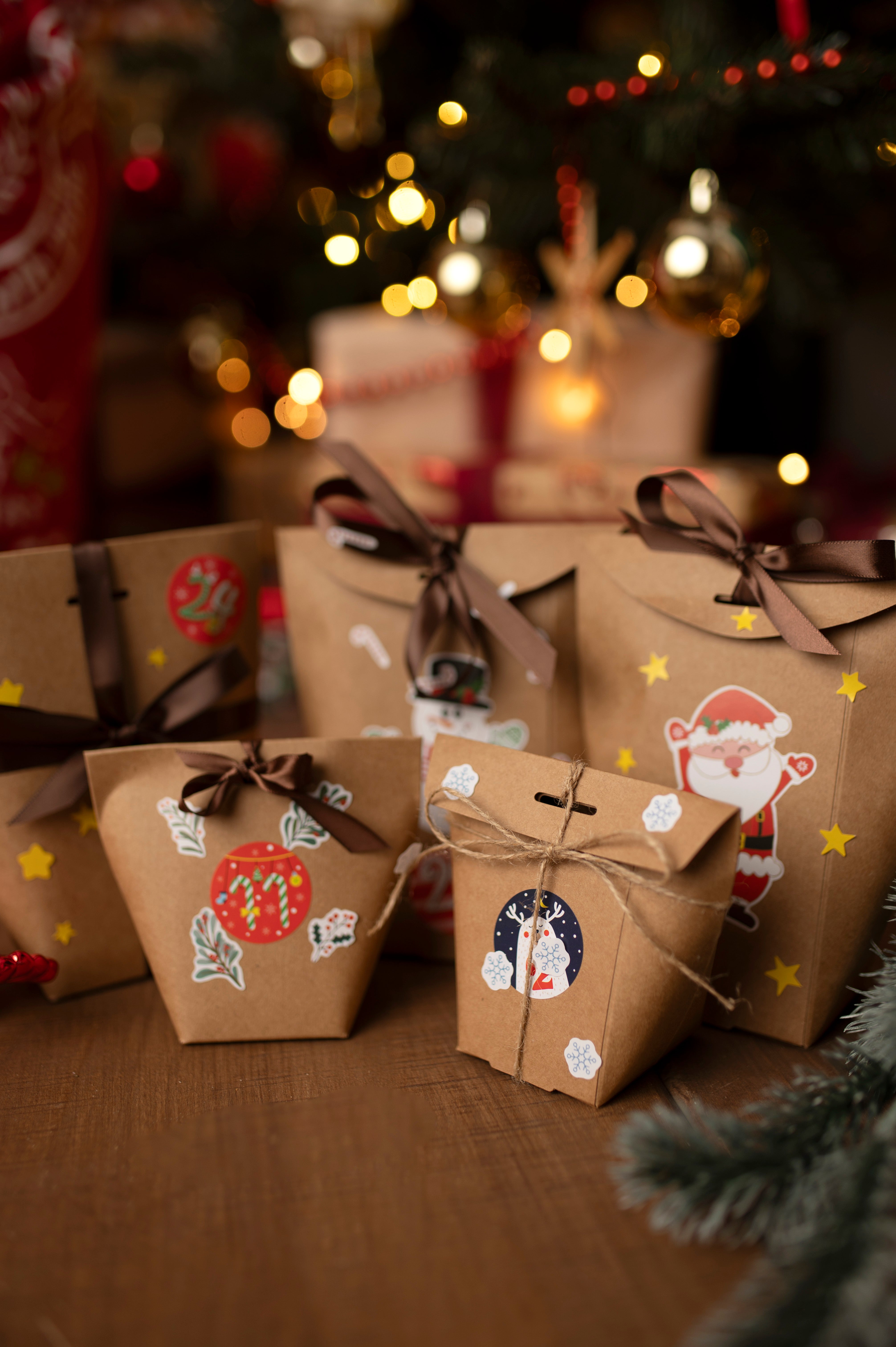 Pudełkowy kalendarz adwentowy z naklejkami świątecznymi