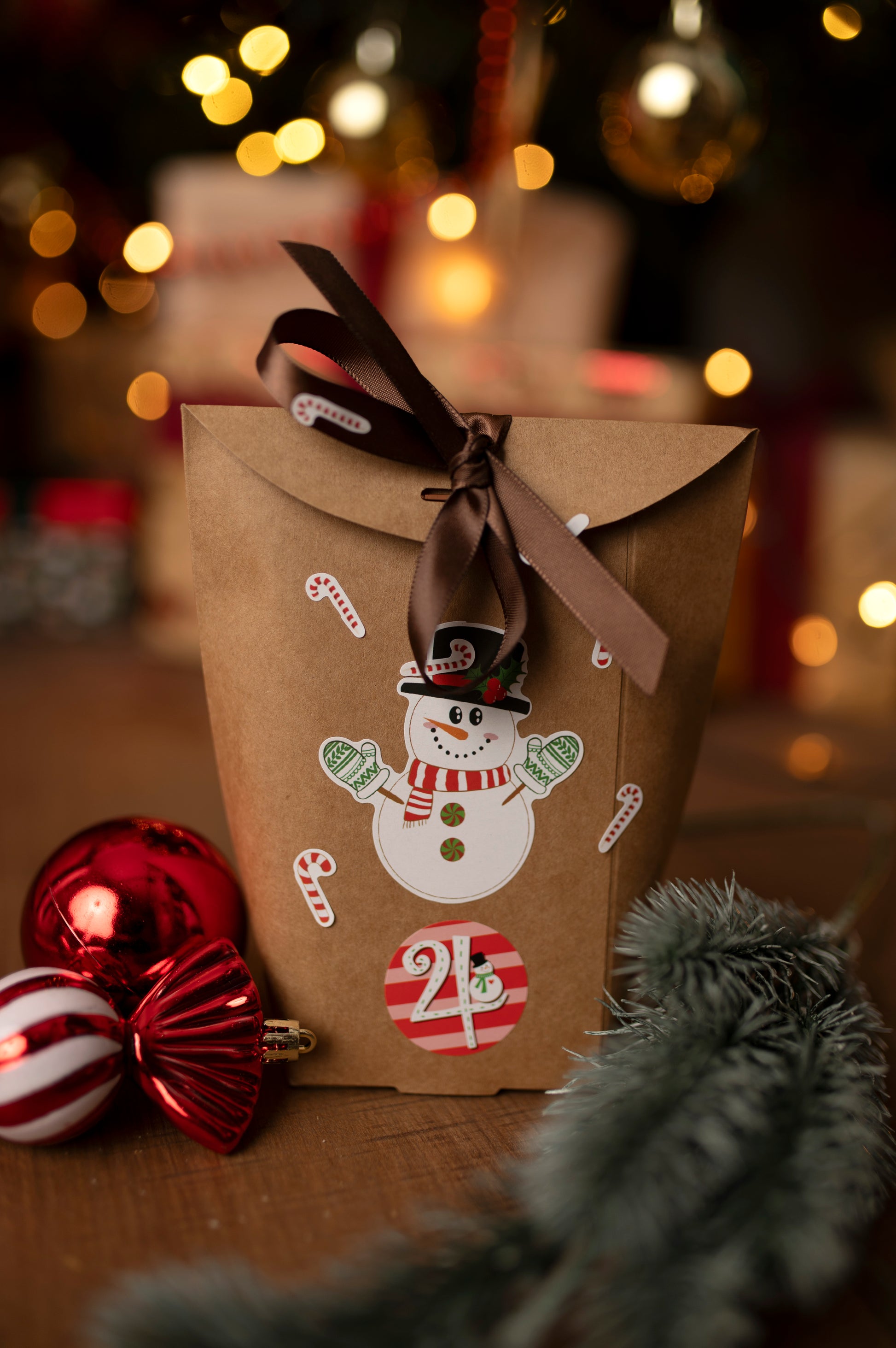 Pudełkowy kalendarz adwentowy z naklejkami świątecznymi