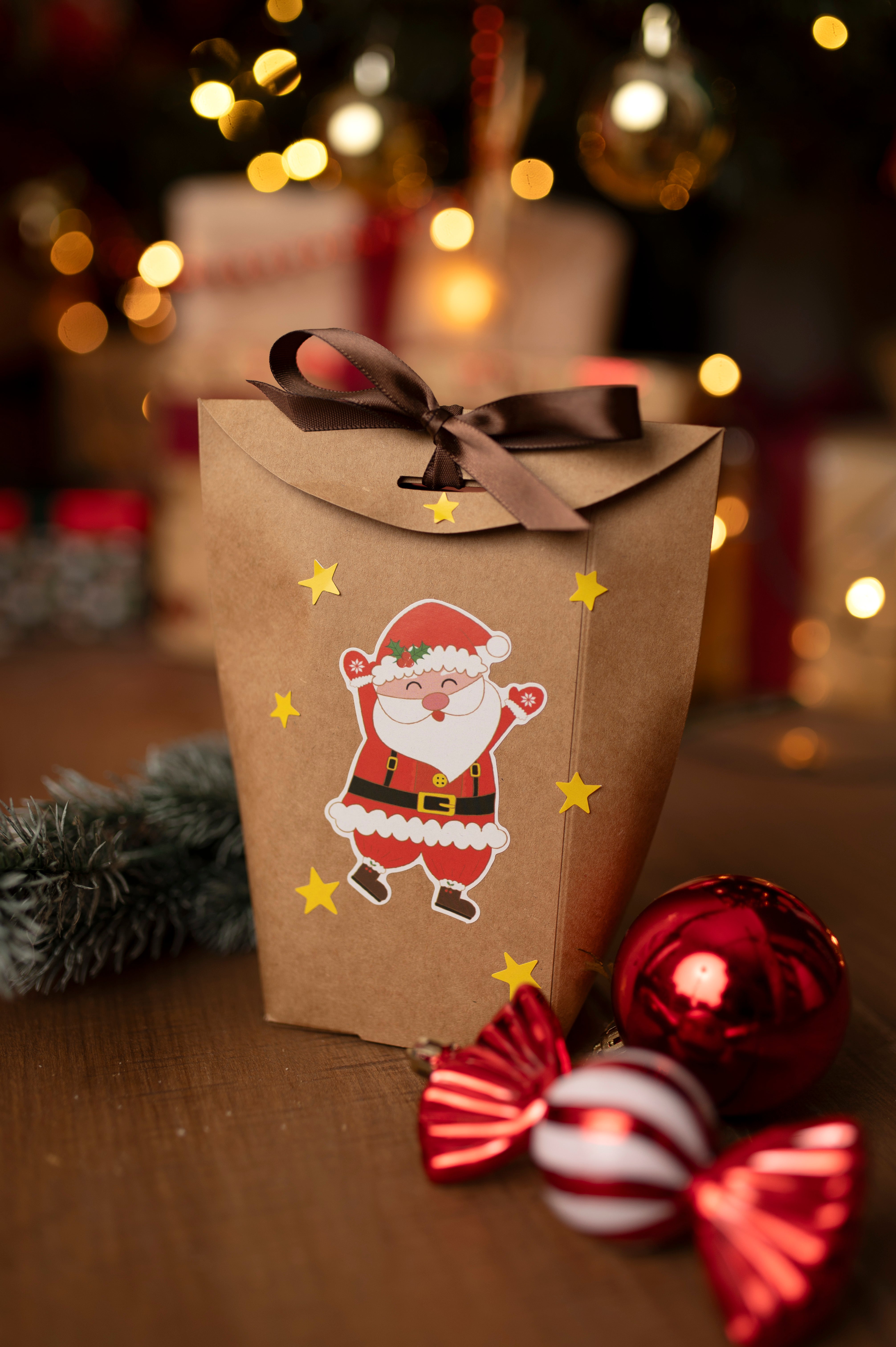 Pudełkowy kalendarz adwentowy z naklejkami świątecznymi