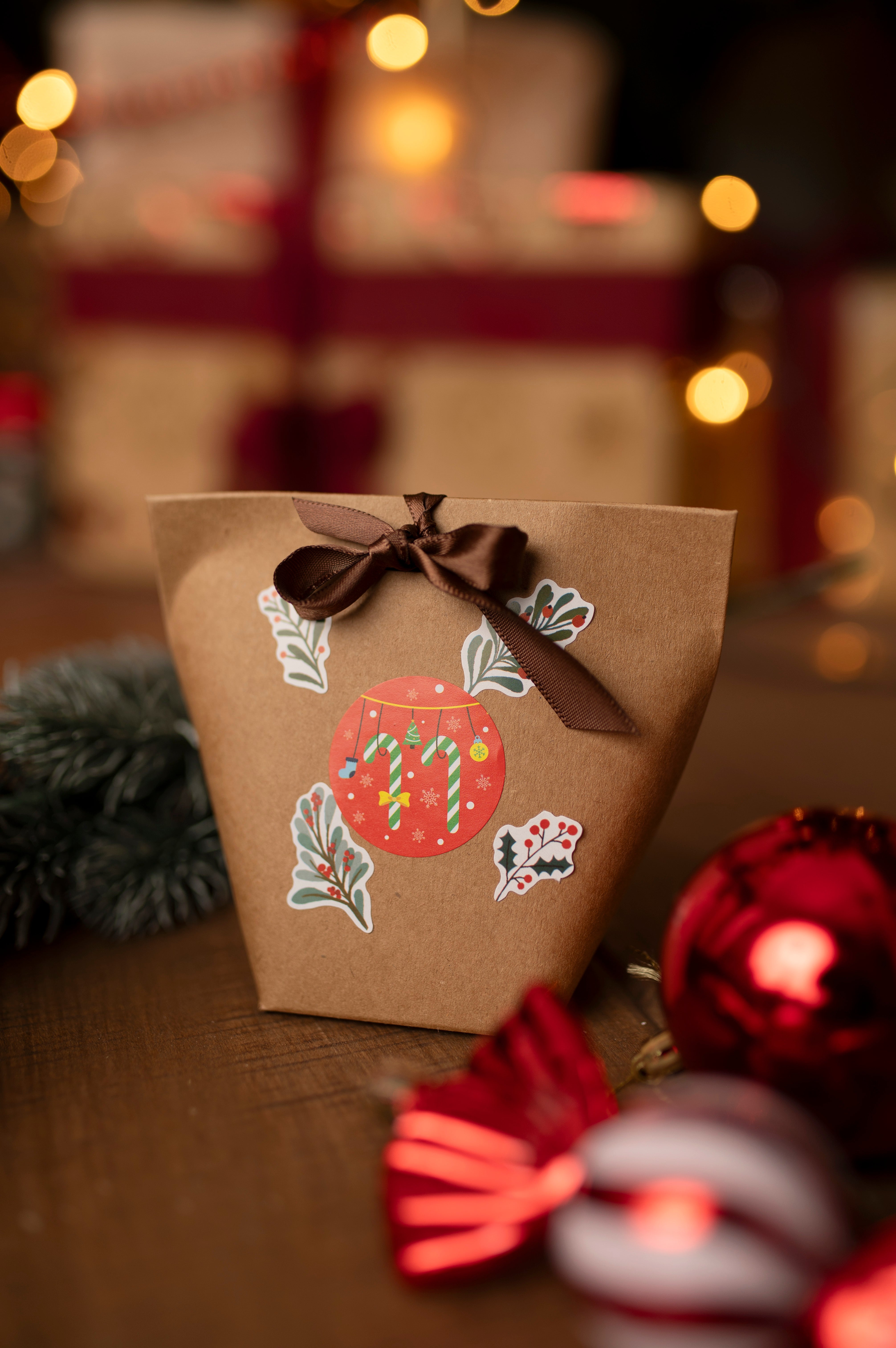 Pudełkowy kalendarz adwentowy z naklejkami świątecznymi