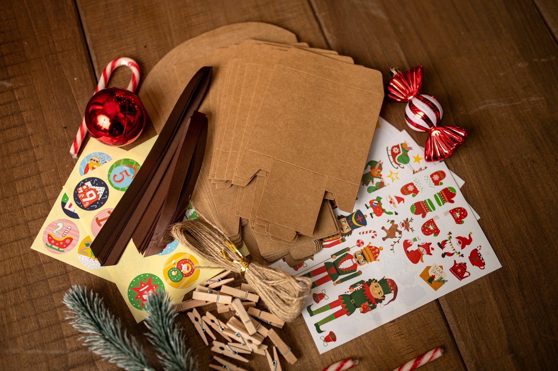 Pudełkowy kalendarz adwentowy z naklejkami świątecznymi