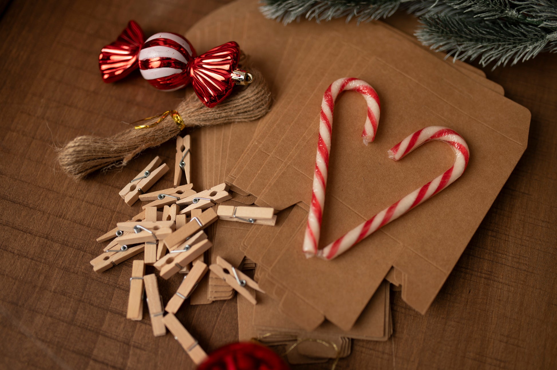 Pudełkowy kalendarz adwentowy z naklejkami świątecznymi