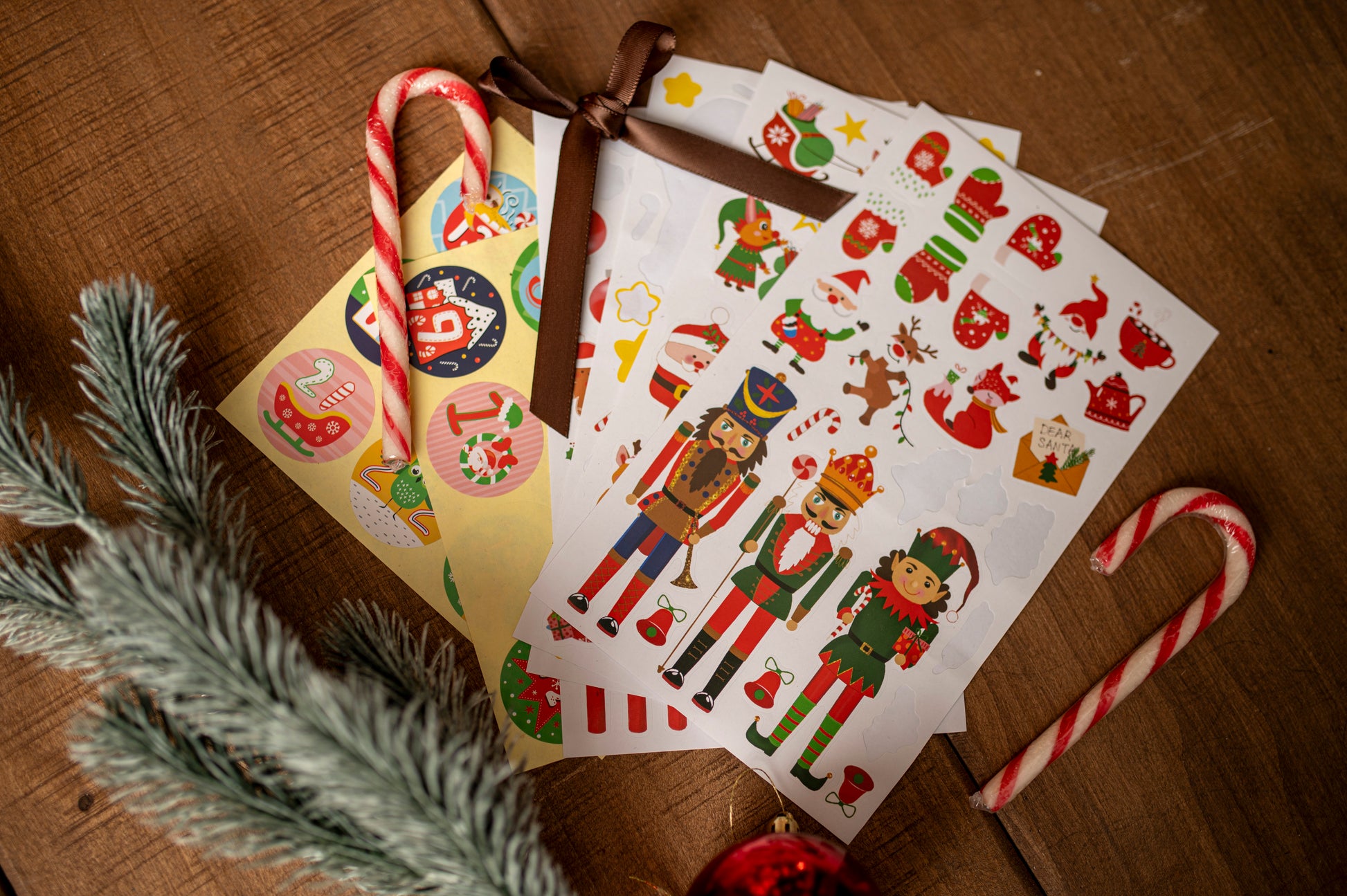 Pudełkowy kalendarz adwentowy z naklejkami świątecznymi