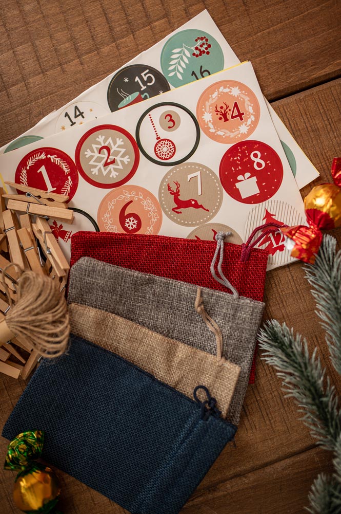 Kalendarz Adwentowy 24 Wiszące Woreczki z Naklejkami