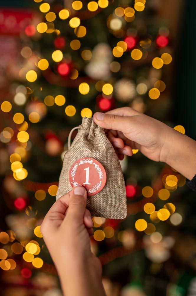 Kalendarz Adwentowy 24 Wiszące Woreczki z Naklejkami