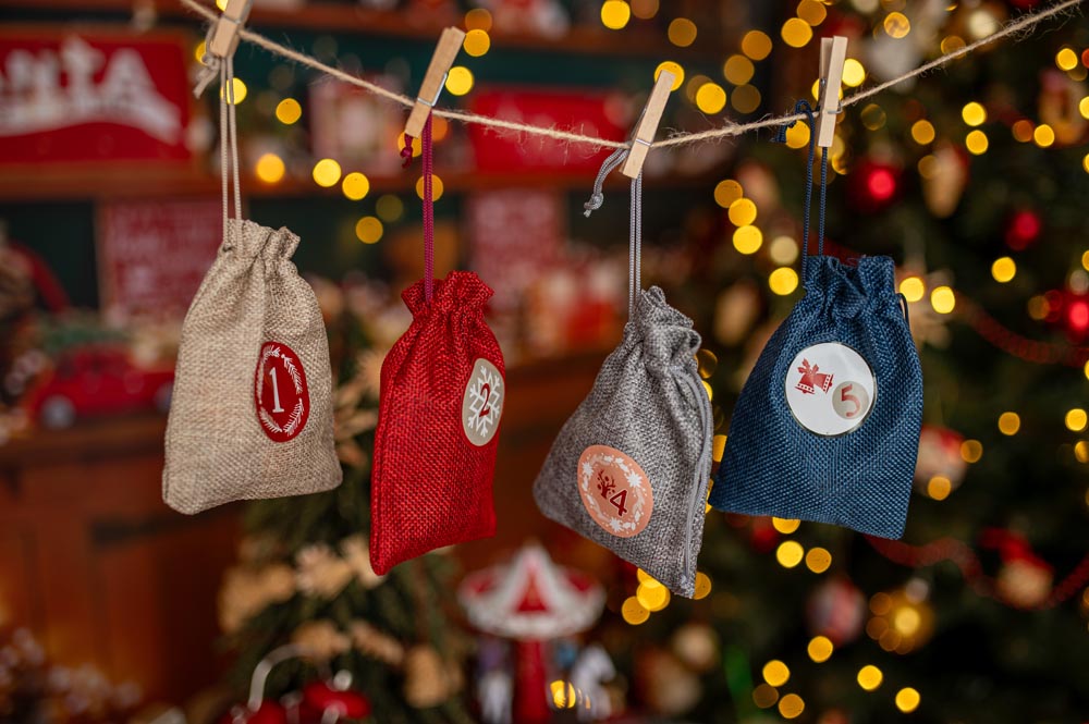 Kalendarz Adwentowy 24 Wiszące Woreczki z Naklejkami