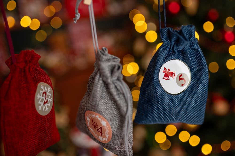 Kalendarz Adwentowy 24 Wiszące Woreczki z Naklejkami