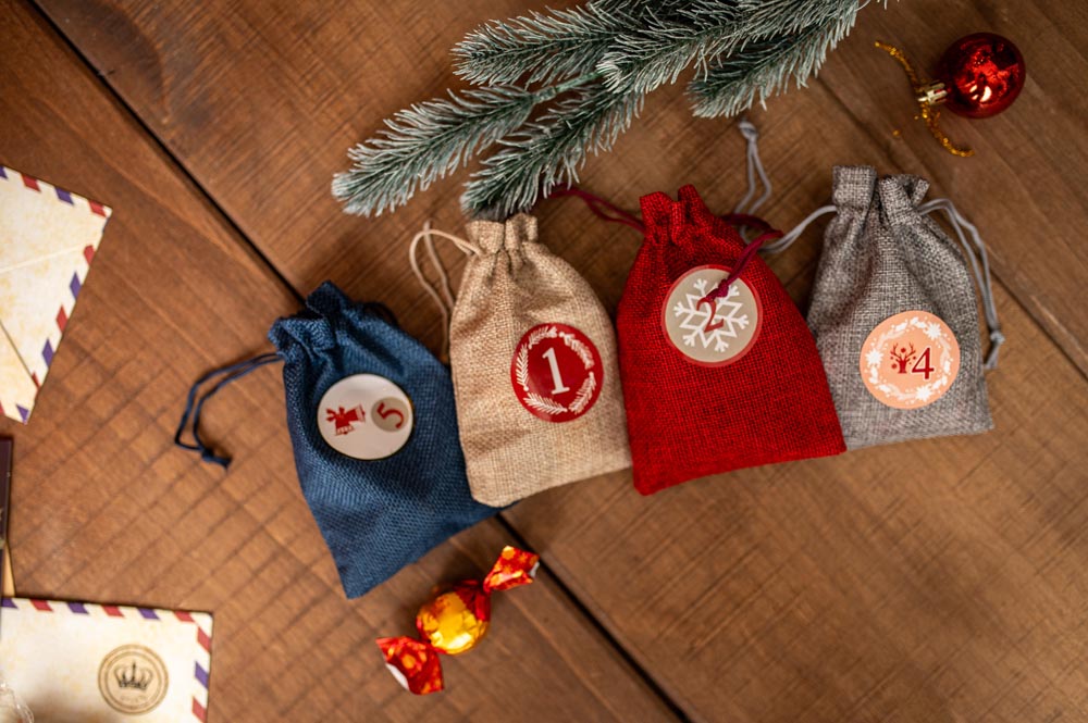 Kalendarz Adwentowy 24 Wiszące Woreczki z Naklejkami