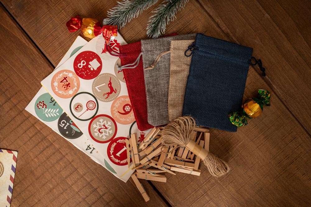 Kalendarz Adwentowy 24 Wiszące Woreczki z Naklejkami