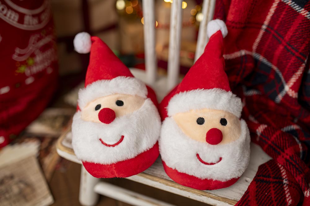 Świąteczne kapcie z motywem Świętego Mikołaja