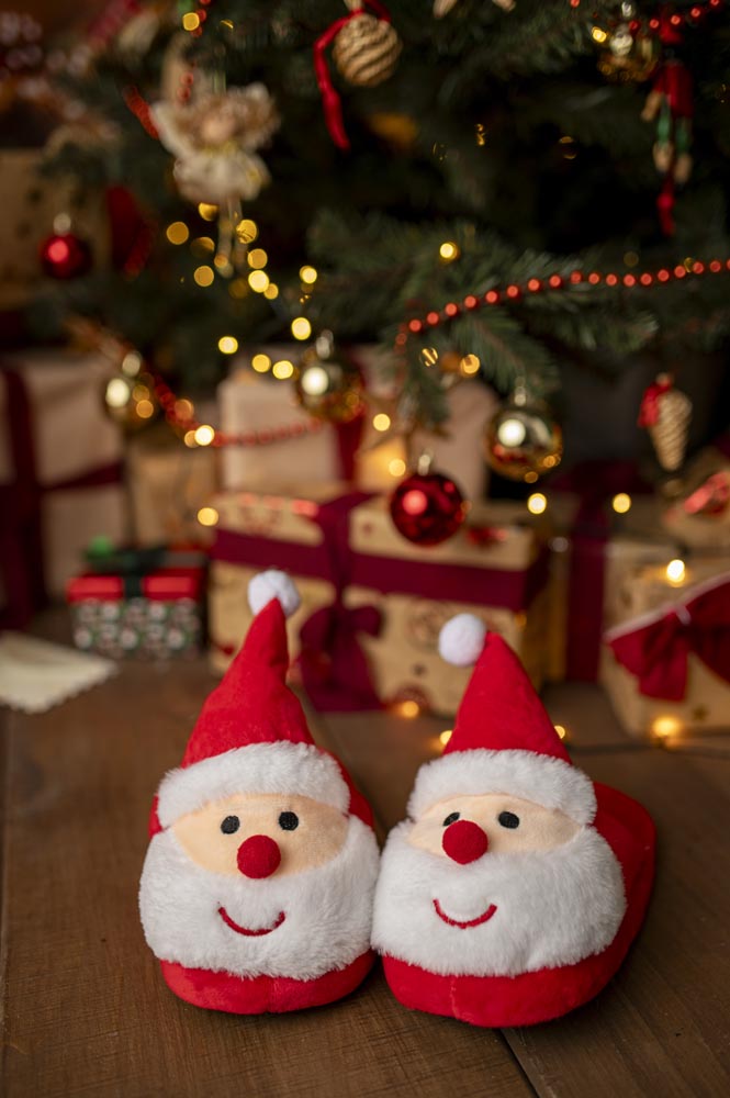 Świąteczne kapcie z motywem Świętego Mikołaja