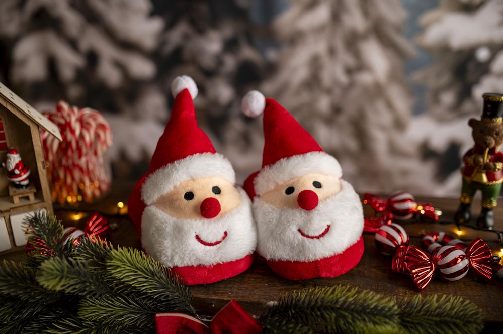 Świąteczne kapcie z motywem Świętego Mikołaja