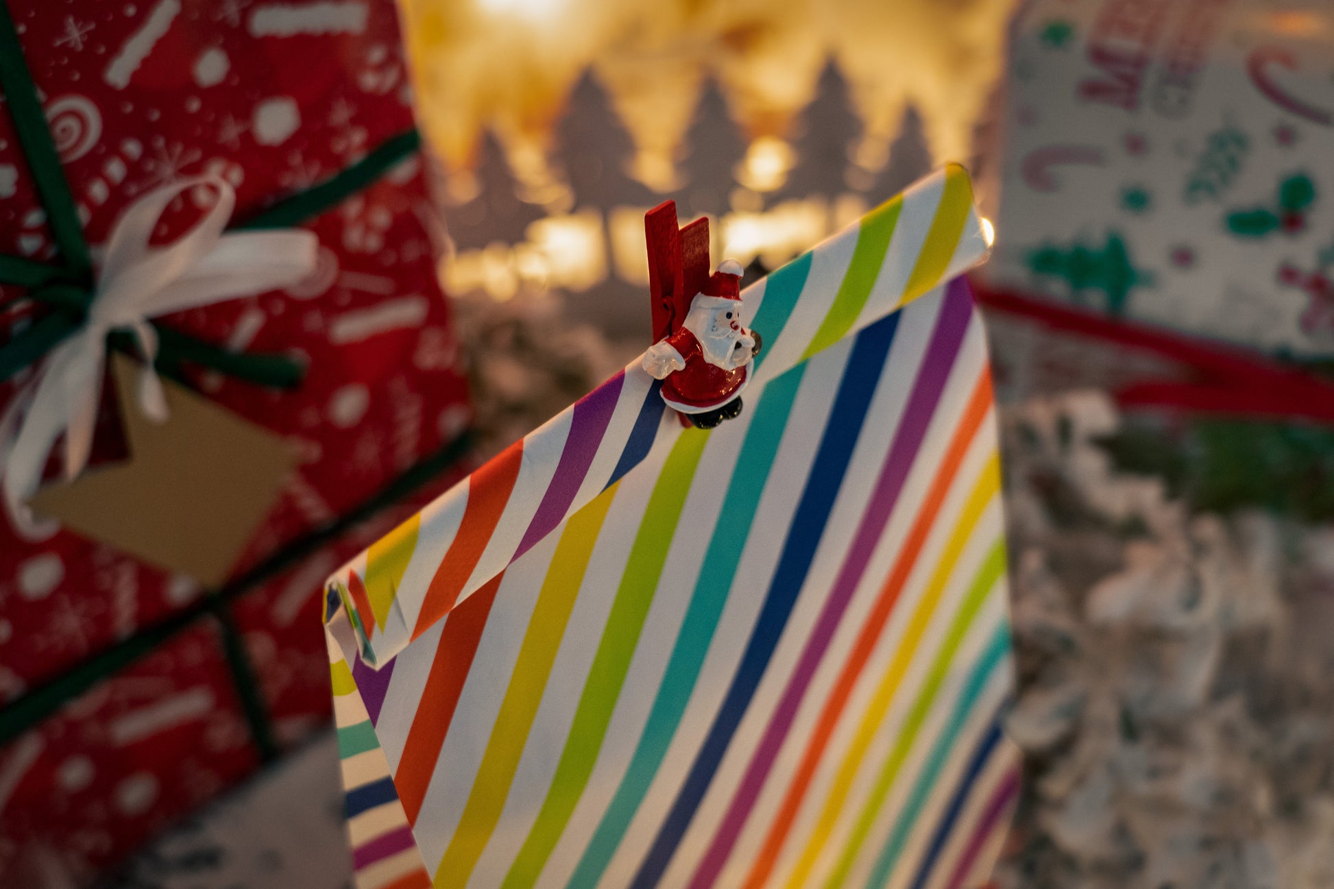 Torba papierowa świąteczna 16x8x27cm TĘCZOWE PASKI