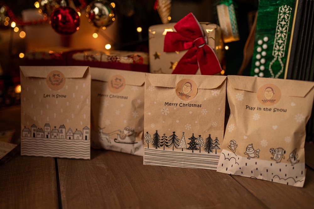 Papierowy kalendarz adwentowy 130x180mm  z motywem zimowym