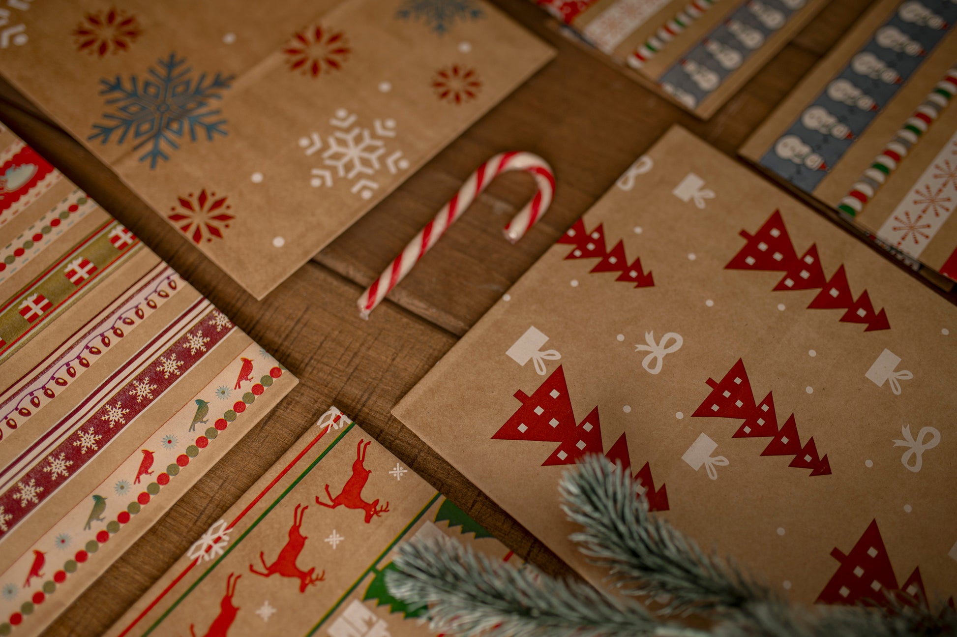 Torba Papierowa z uchwytem skręcanym 330x120x260mm brązowa wzór Świąteczny 4szt.