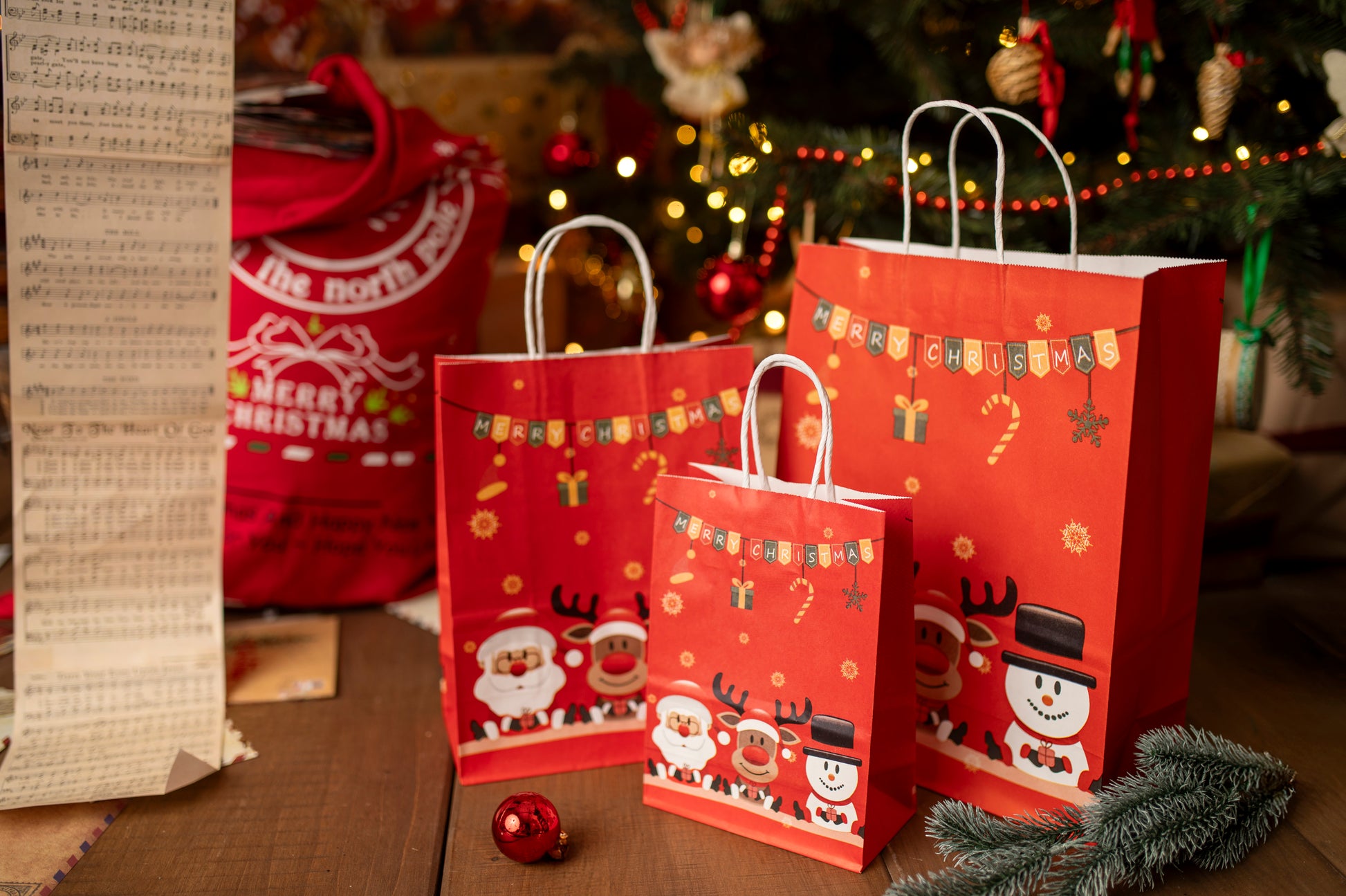 Torba Papierowa z uchwytem skręcanym 270x110x210mm czerwony Mikołaj 4szt.