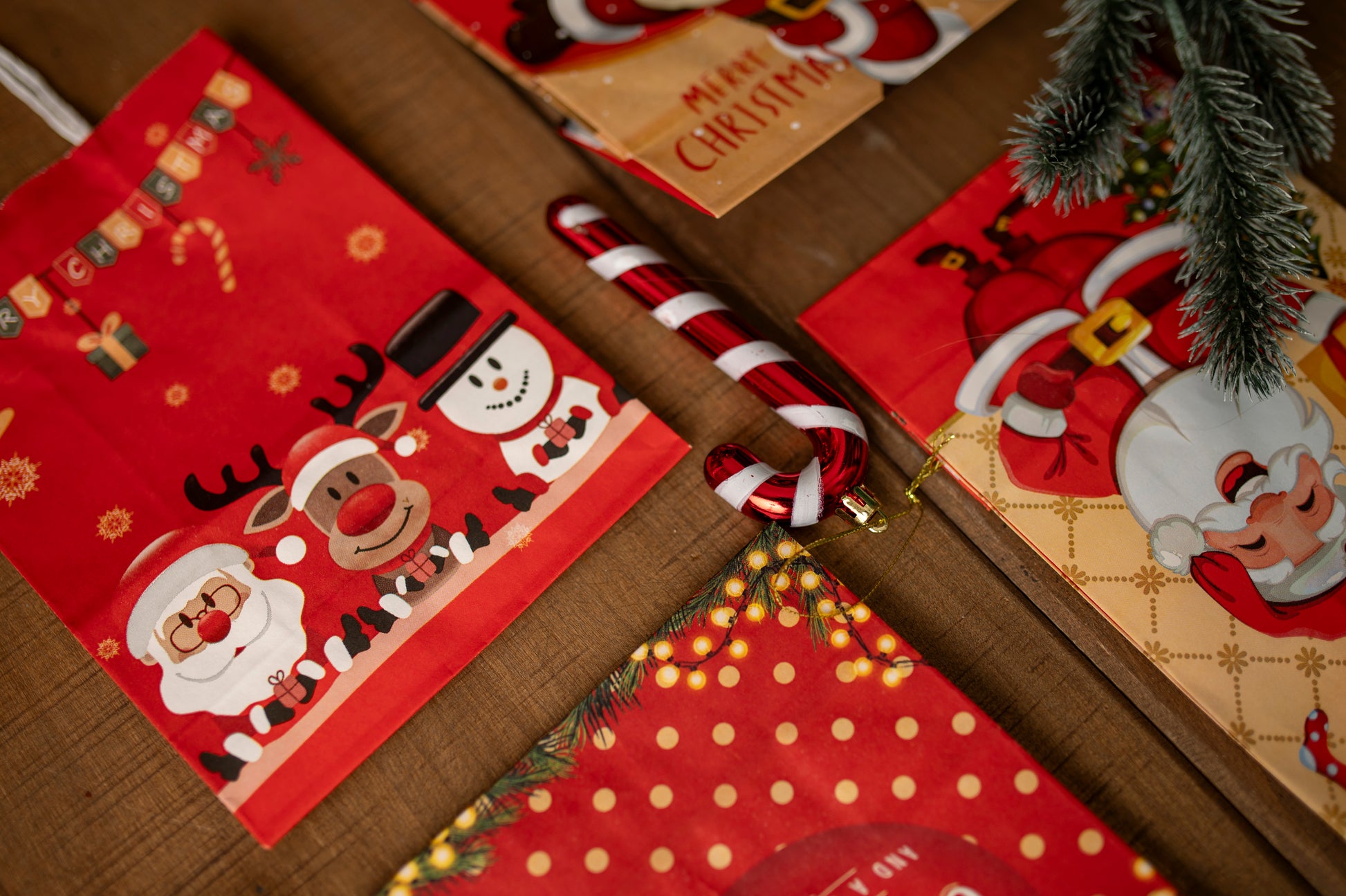 Torba Papierowa z uchwytem skręcanym 270x110x210mm czerwony Mikołaj 4szt.