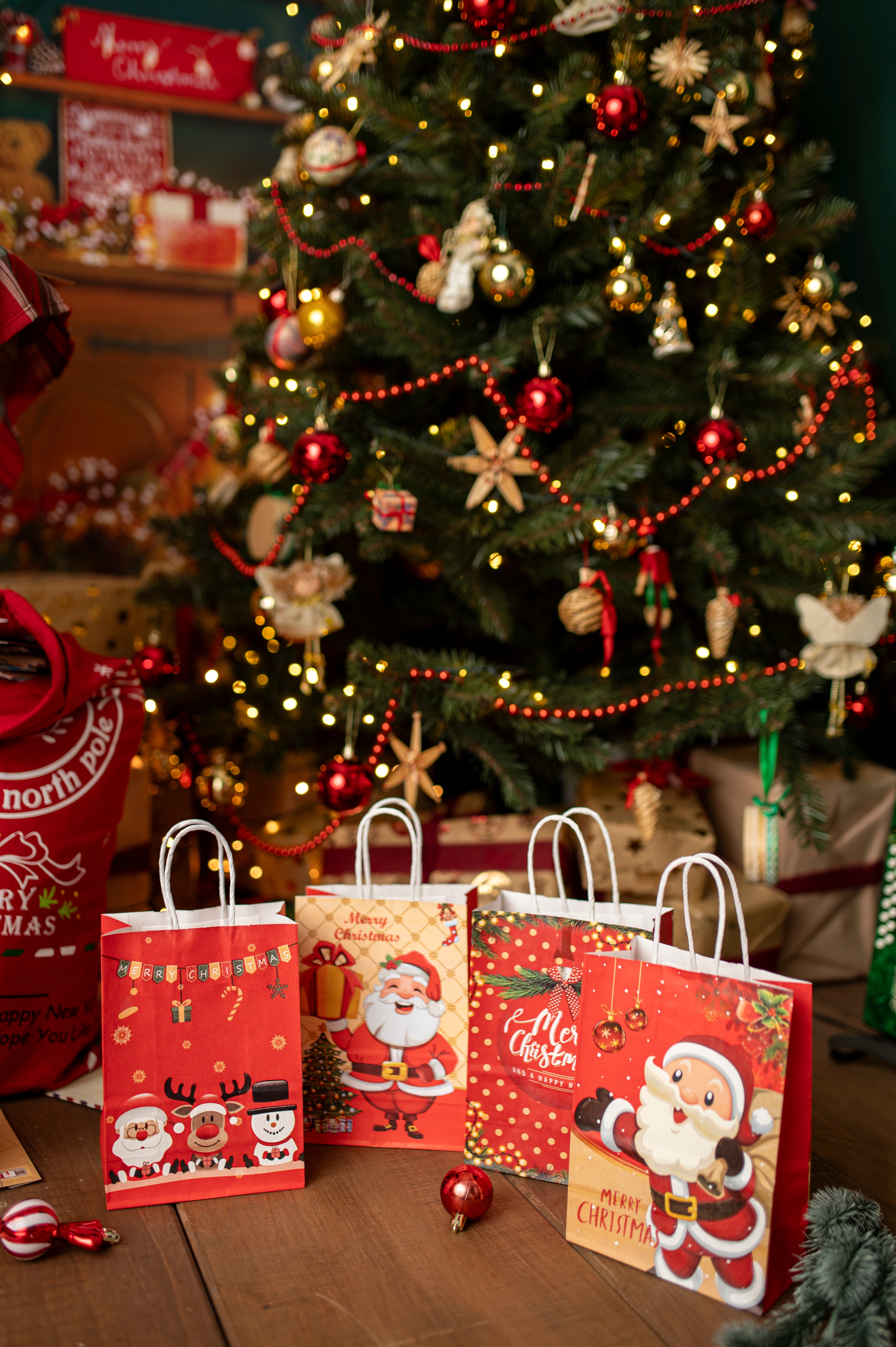 Torba Papierowa z uchwytem skręcanym 270x110x210mm czerwony Mikołaj 4szt.