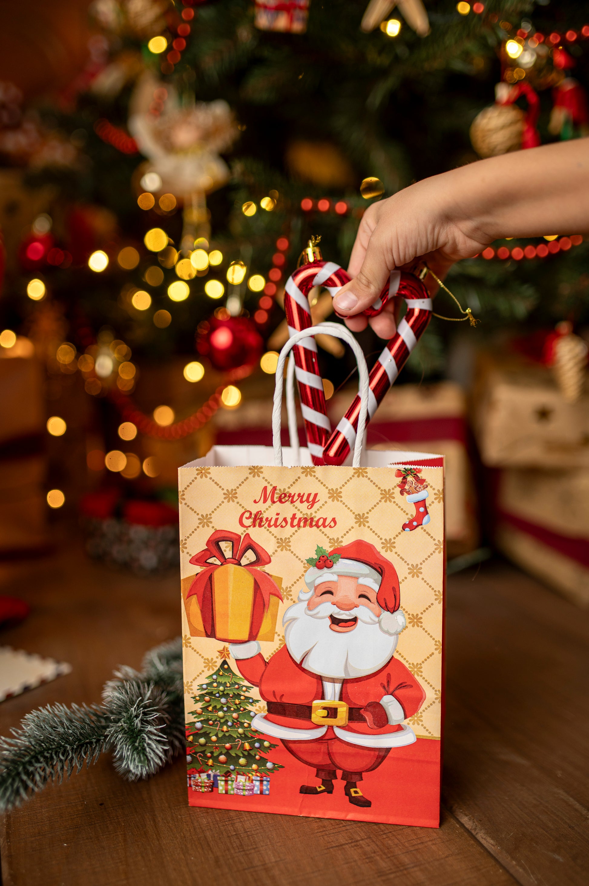 Torba Papierowa z uchwytem skręcanym 330x120x260mm czerwony Mikołaj 4szt.