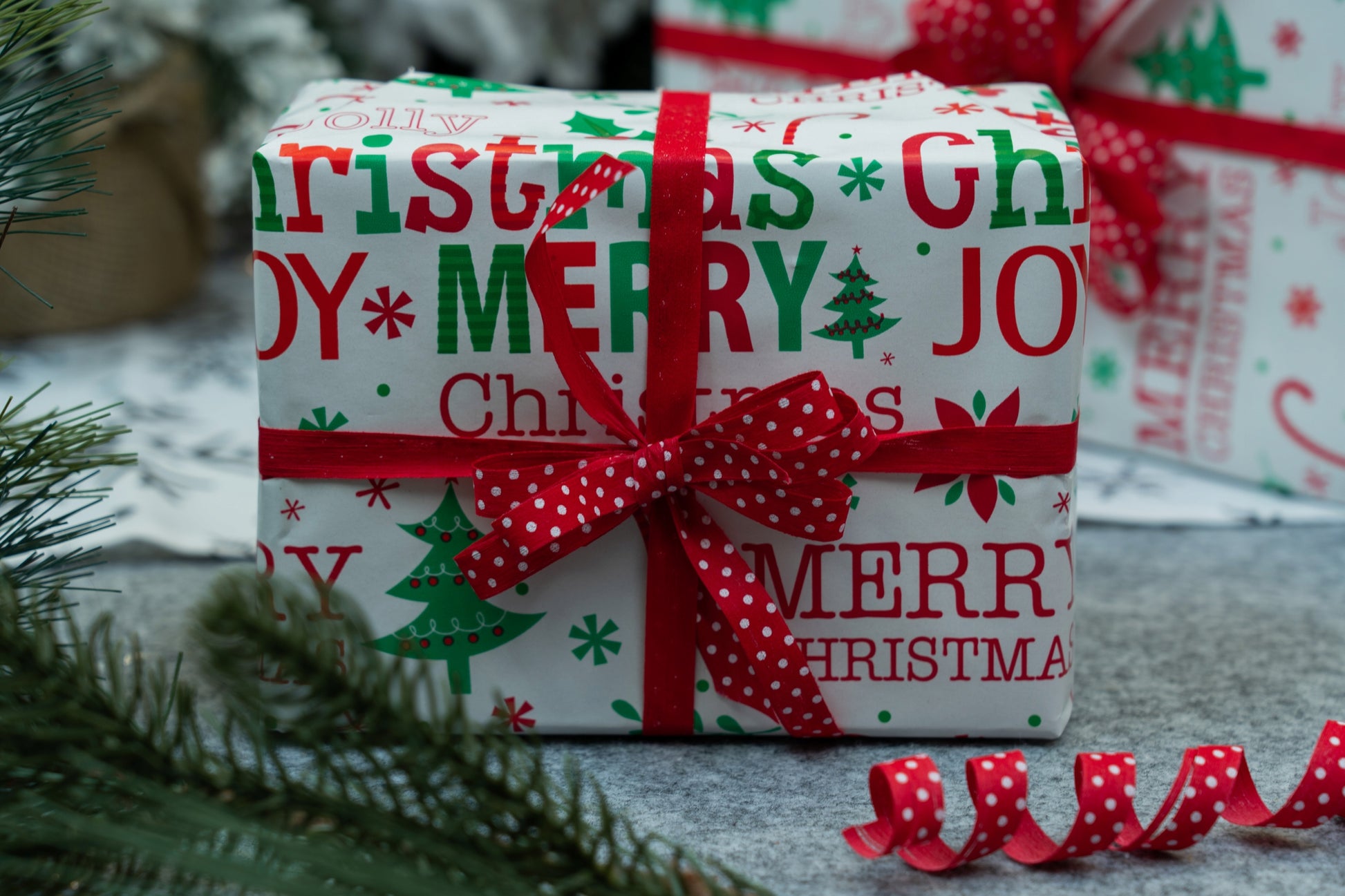 Papier pakowy świąteczny biały 70cm×5m wzór „Merry Christmas”