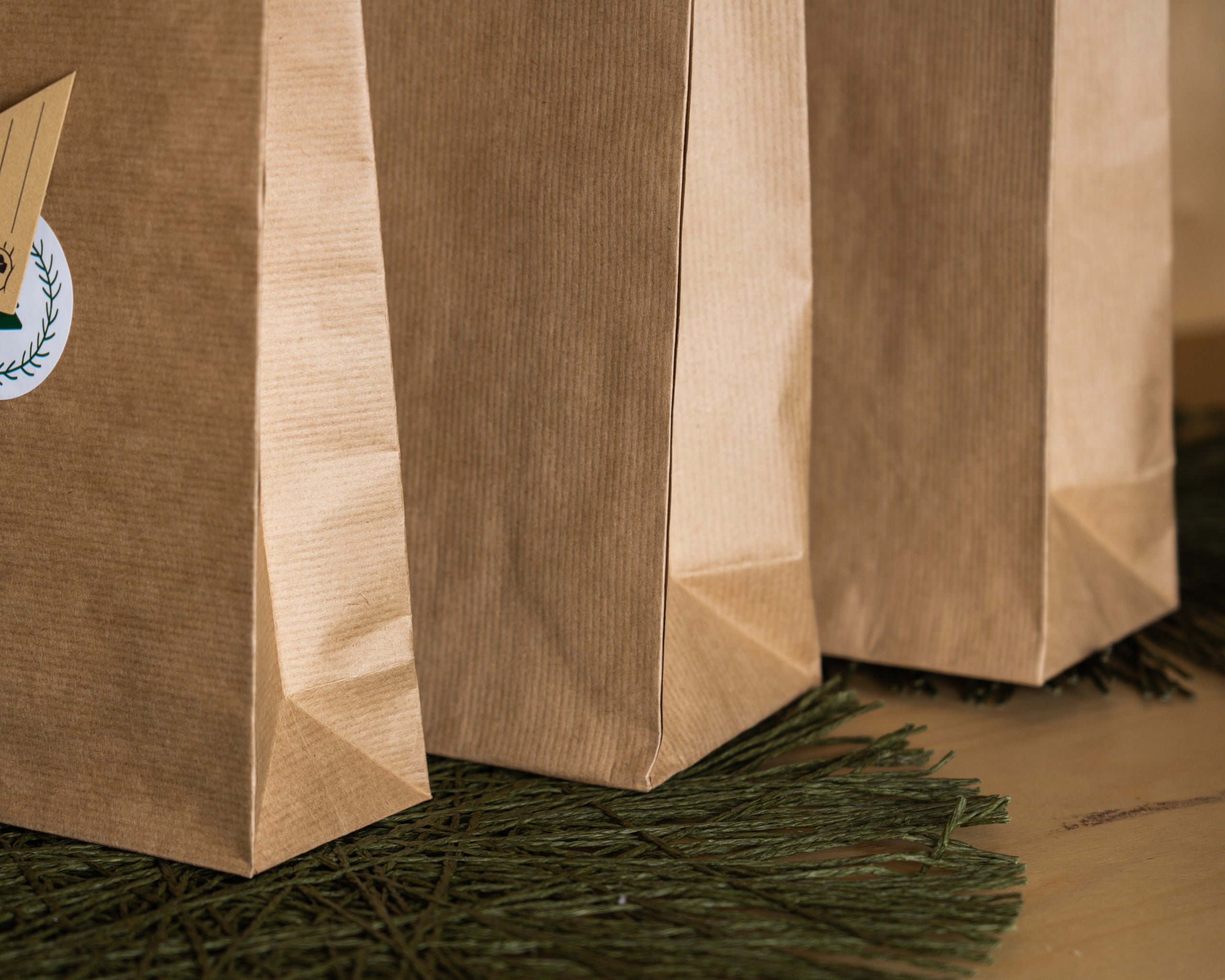 Zestaw świątecznych toreb papierowych z naklejkami i winietkami – mix rozmiarów
