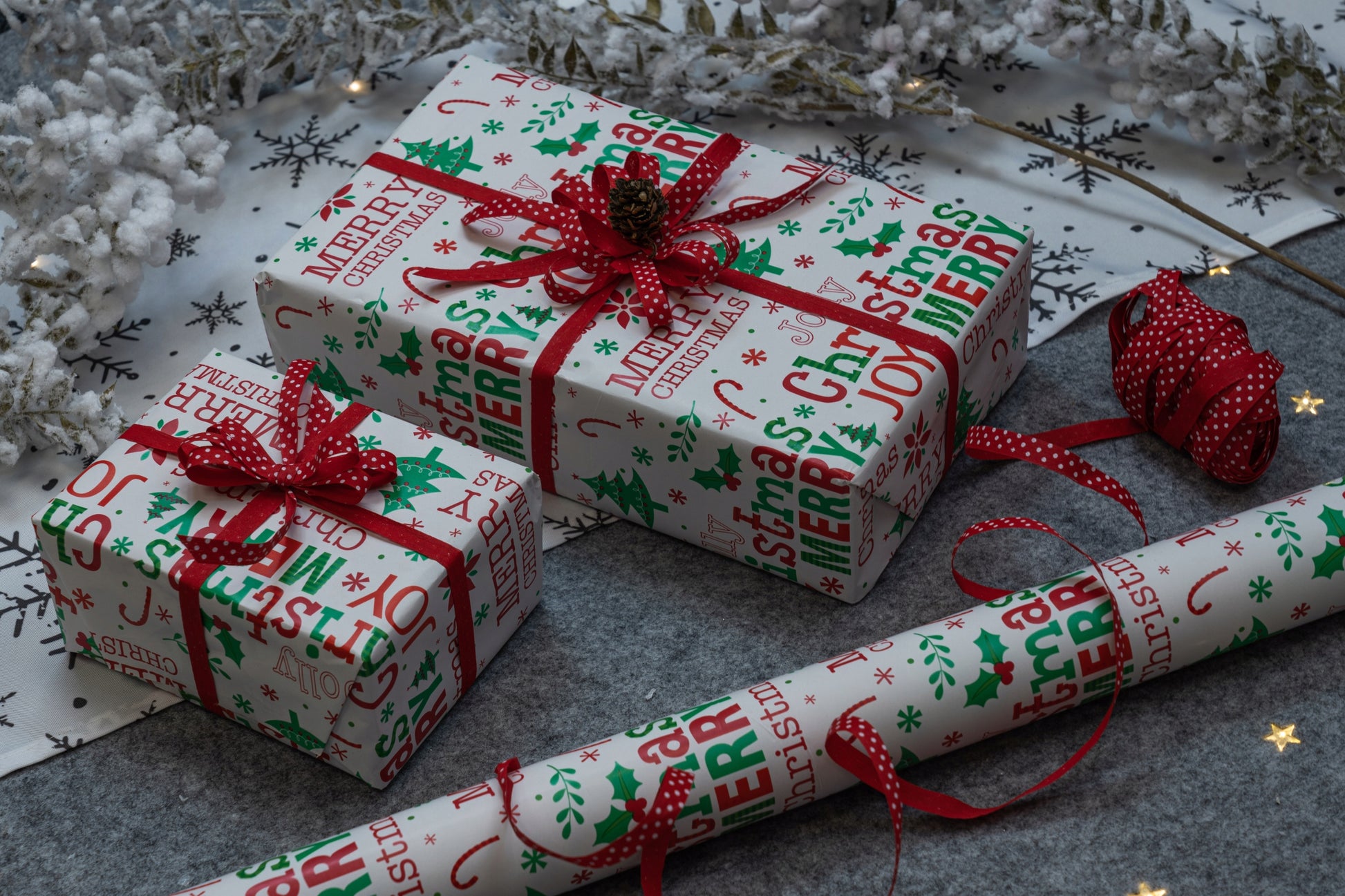 Papier pakowy świąteczny biały 70cm×5m wzór „Merry Christmas”