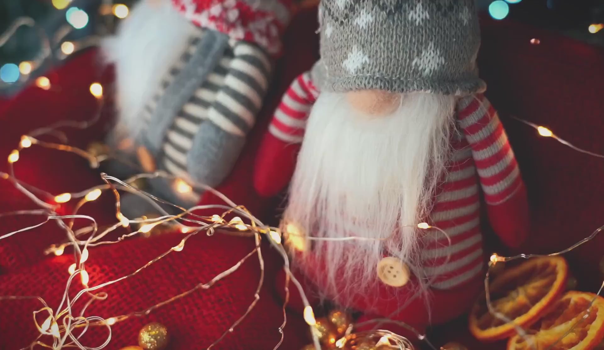 Wczytaj wideo: Świąteczny Skrzat Stojący w Paski 42cm